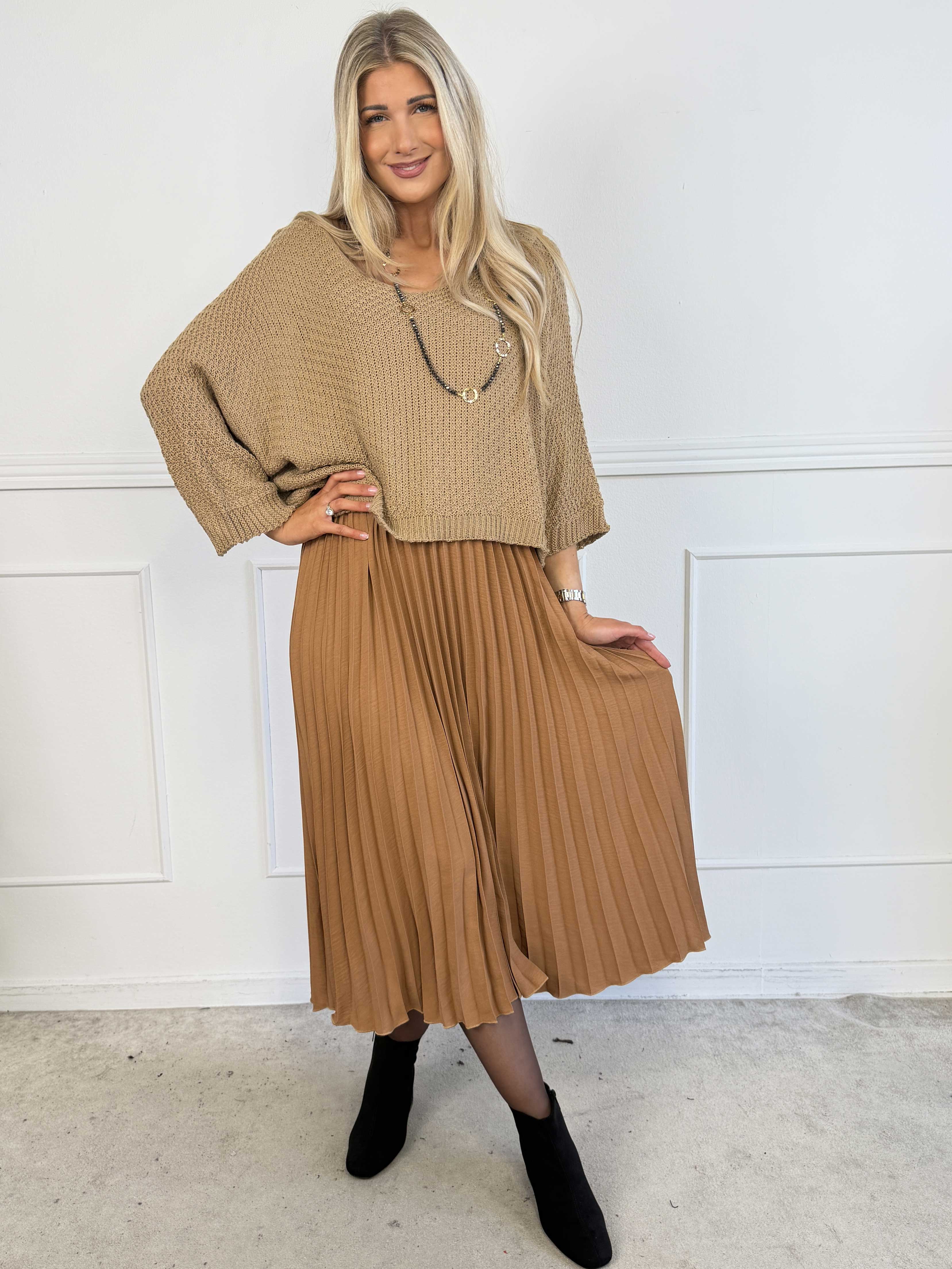 Nanna – Plus size tvådelad klänning i viskos med veckad kjol och matchande stickad överdel