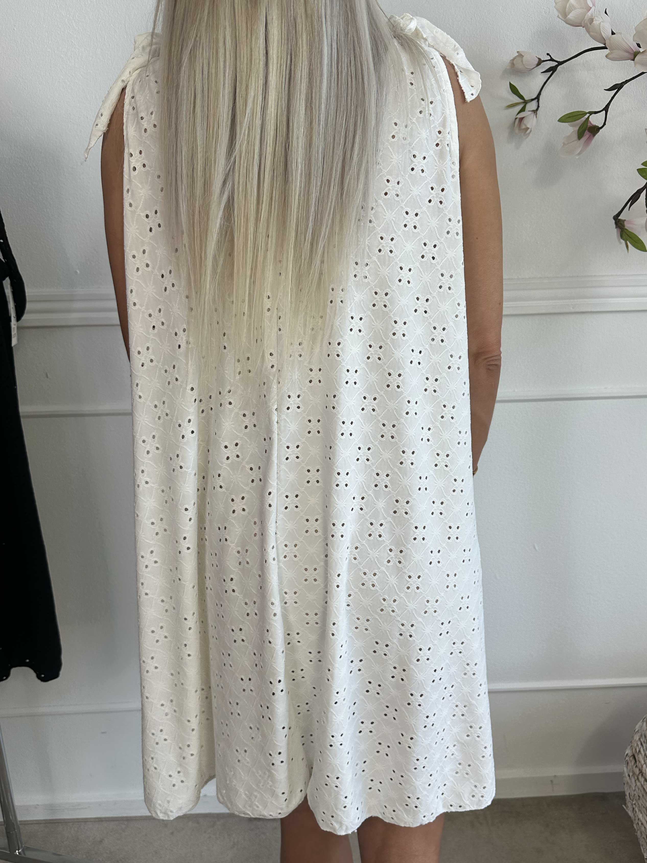 Likas - Mjuk och stretchig bandklänning med broderie anglaise