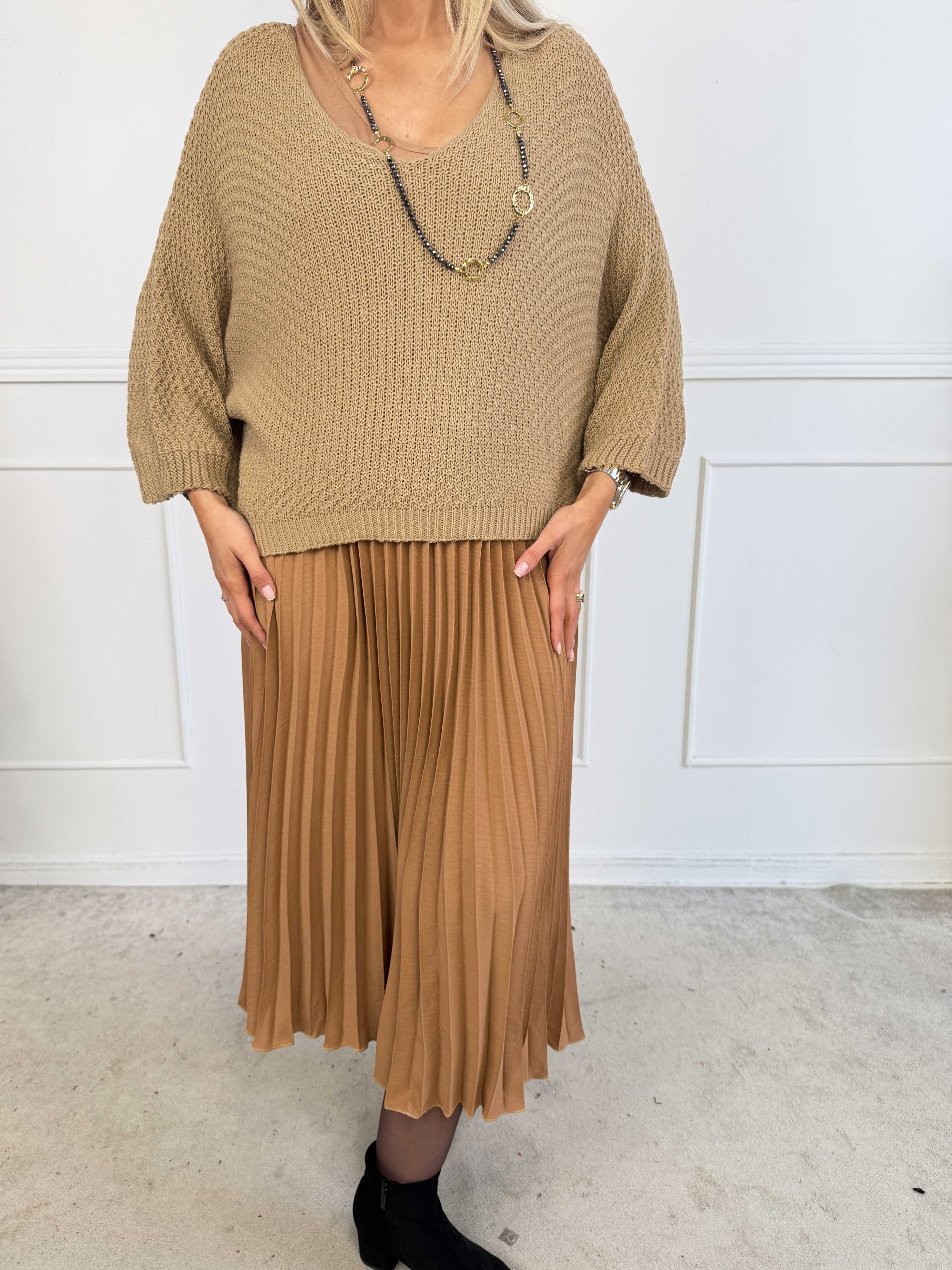 Nanna – Plus size tvådelad klänning i viskos med veckad kjol och matchande stickad överdel