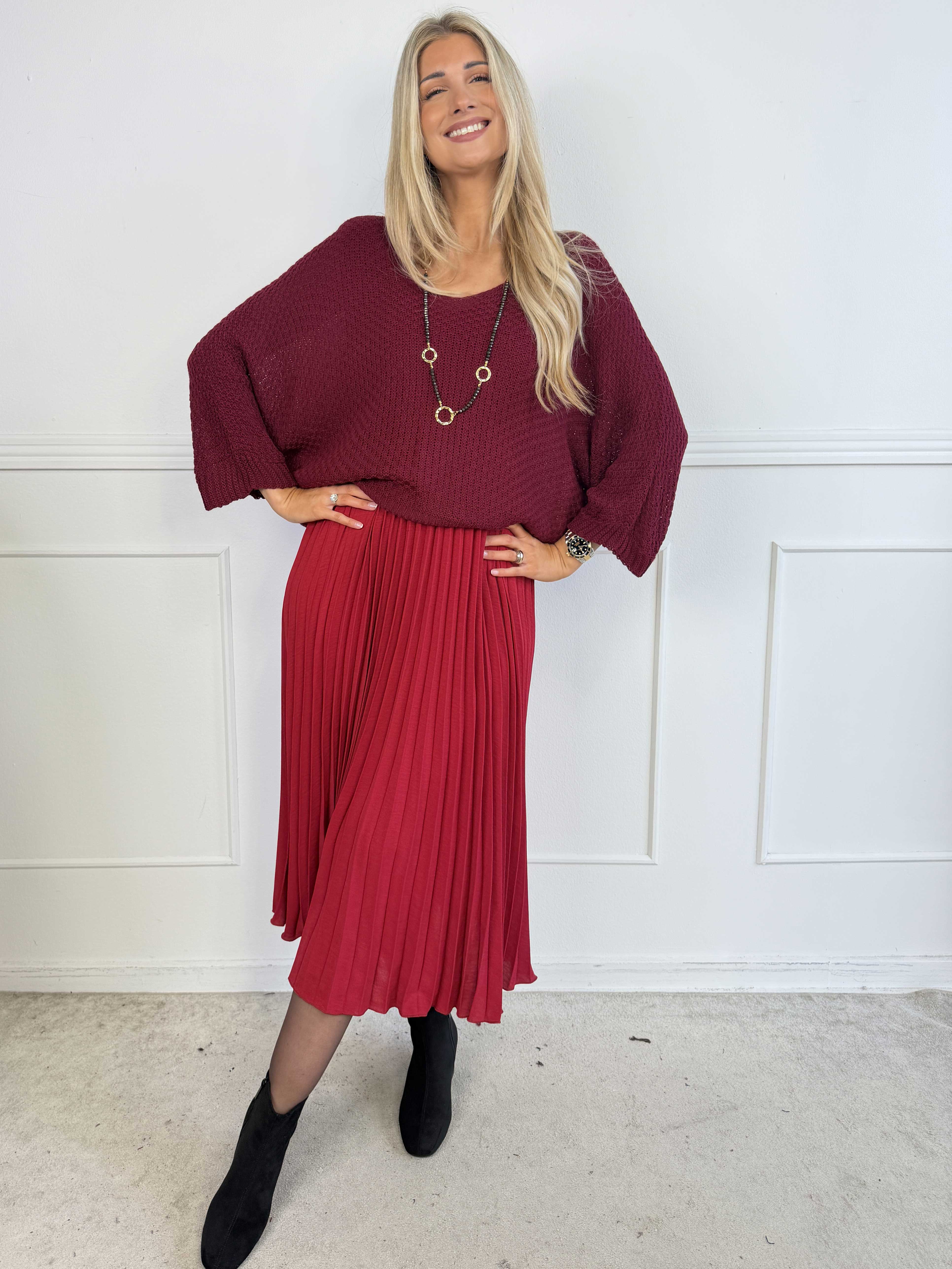 Nanna – Elegant tvådelad klänning i viskos med veckad kjol och matchande stickad överdel.