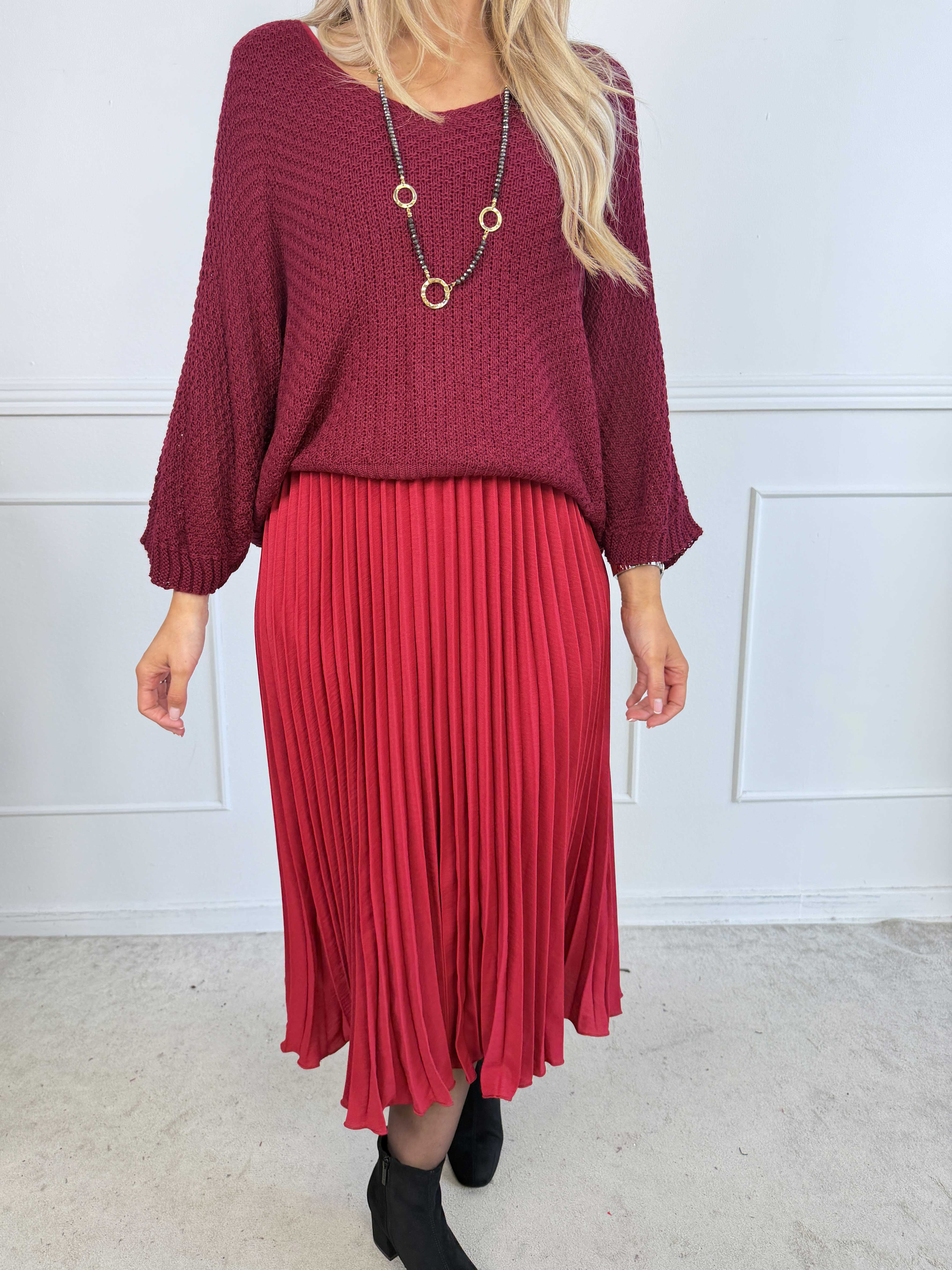 Nanna – Plus size tvådelad klänning i viskos med veckad kjol och matchande stickad överdel