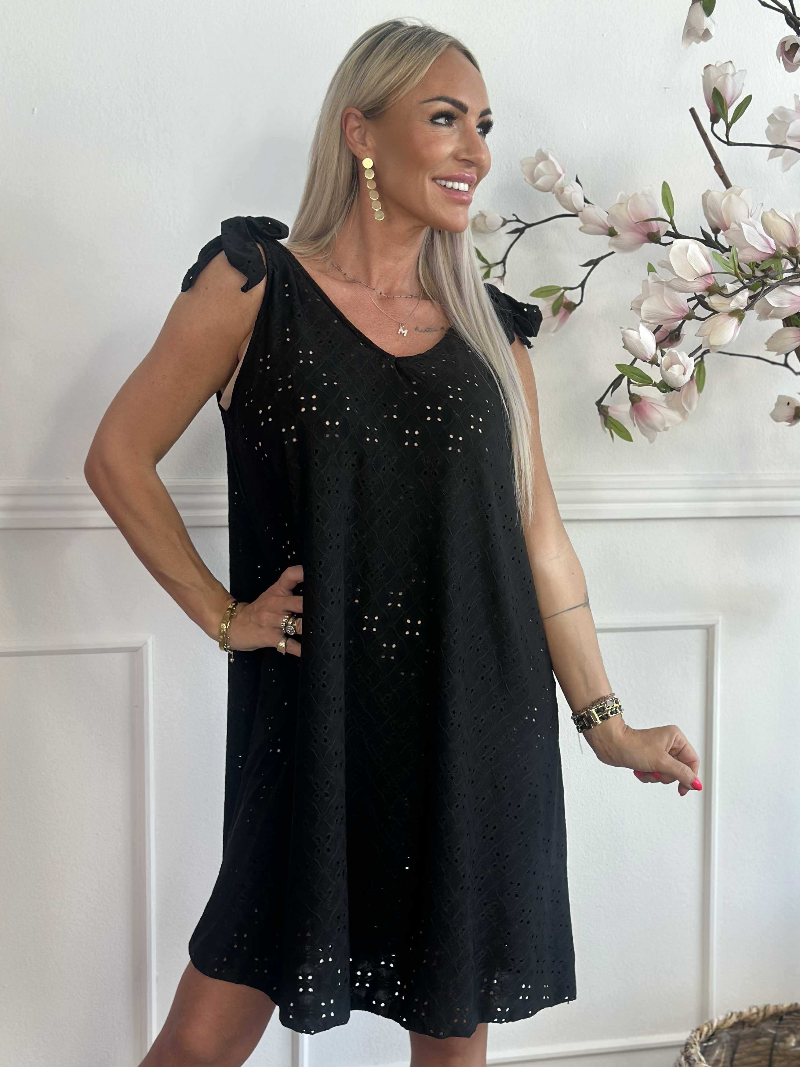 Likas - Mjuk och stretchig bandklänning med broderie anglaise