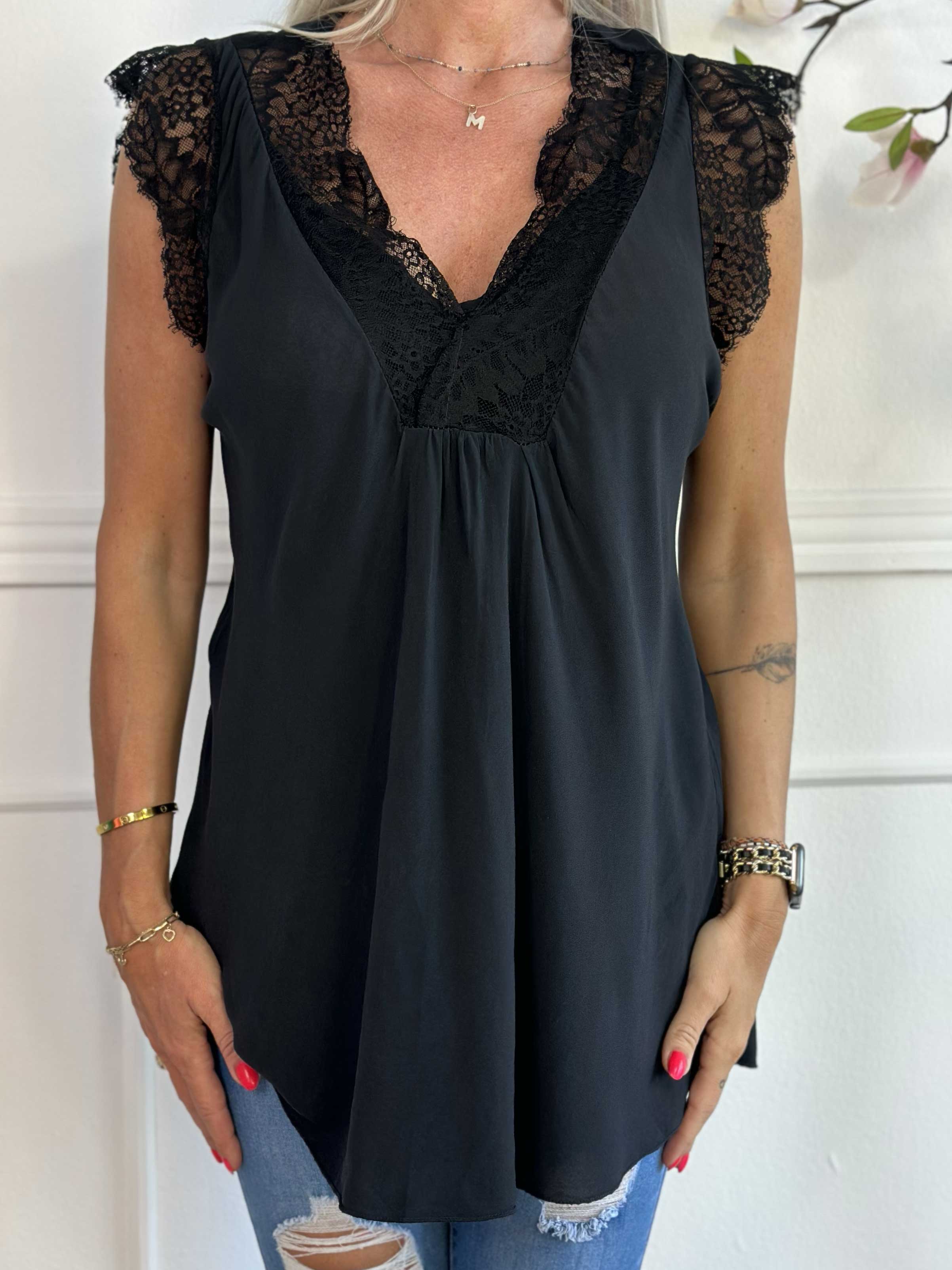 Sigga - Topp i viskos med halsringning och ärmar i spets