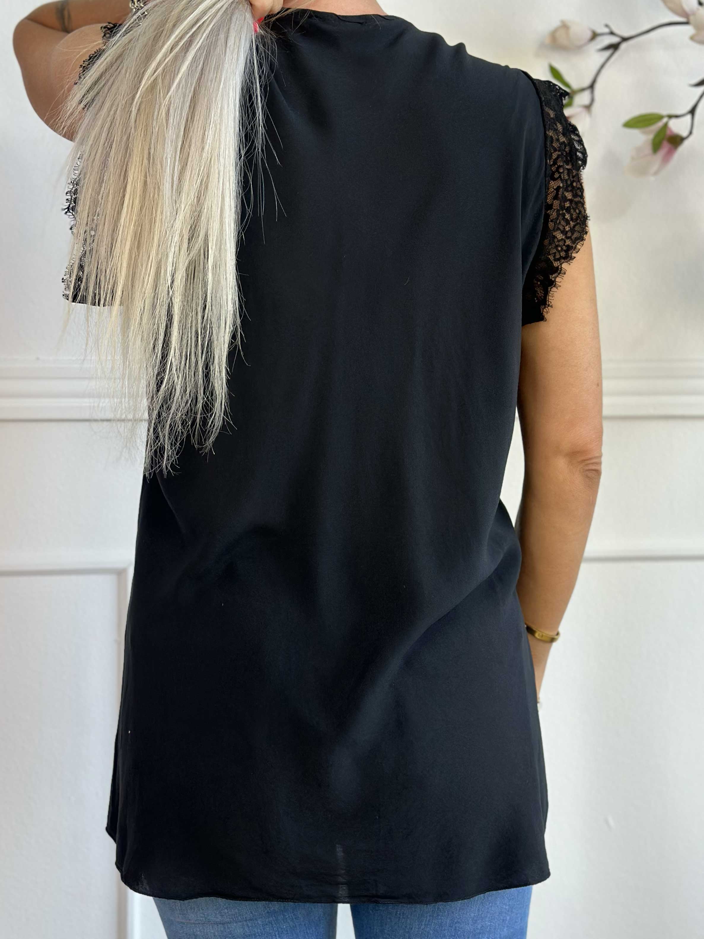 Sigga - Topp i viskos med halsringning och ärmar i spets