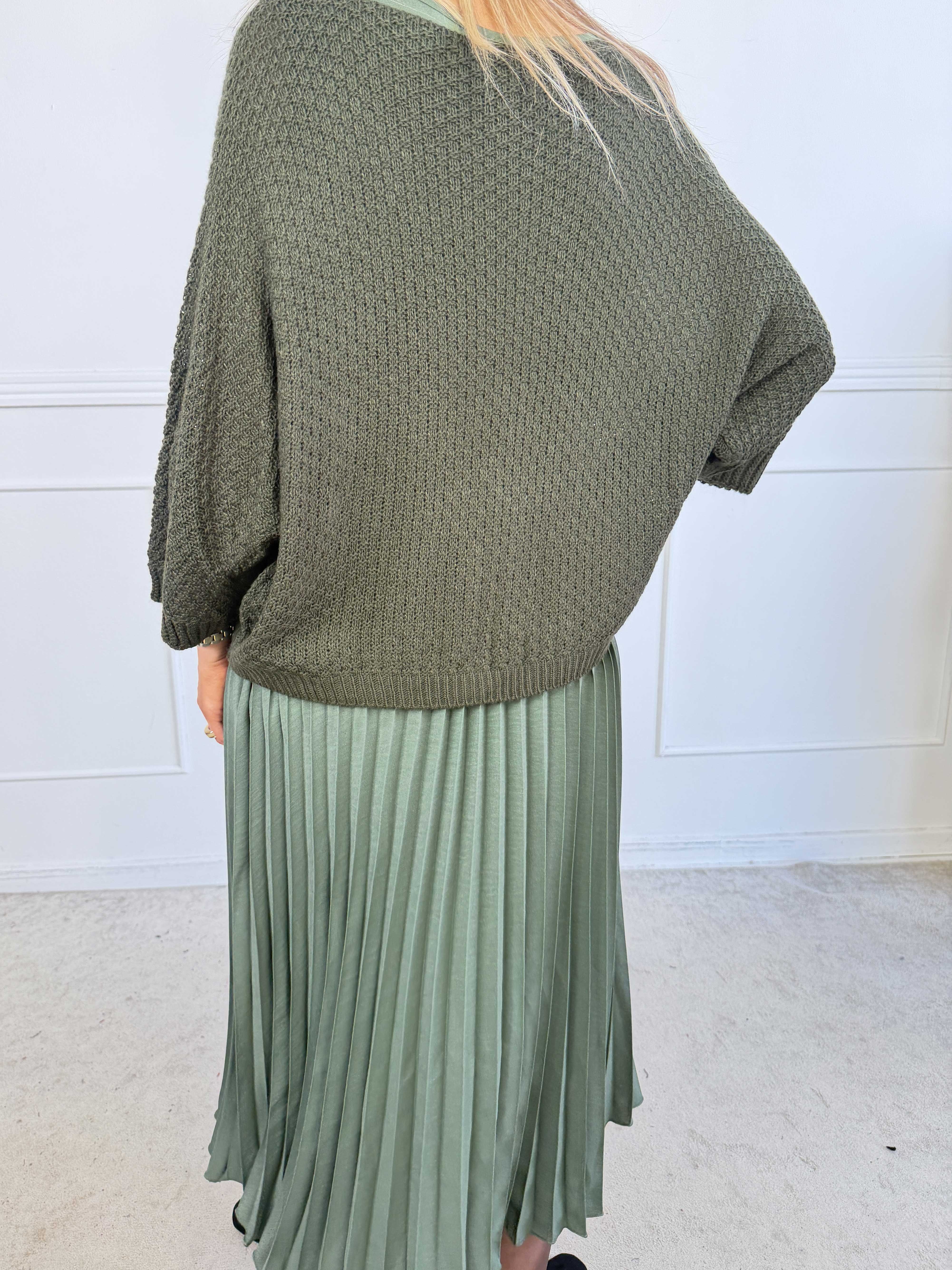Nanna – Elegant tvådelad klänning i viskos med veckad kjol och matchande stickad överdel.