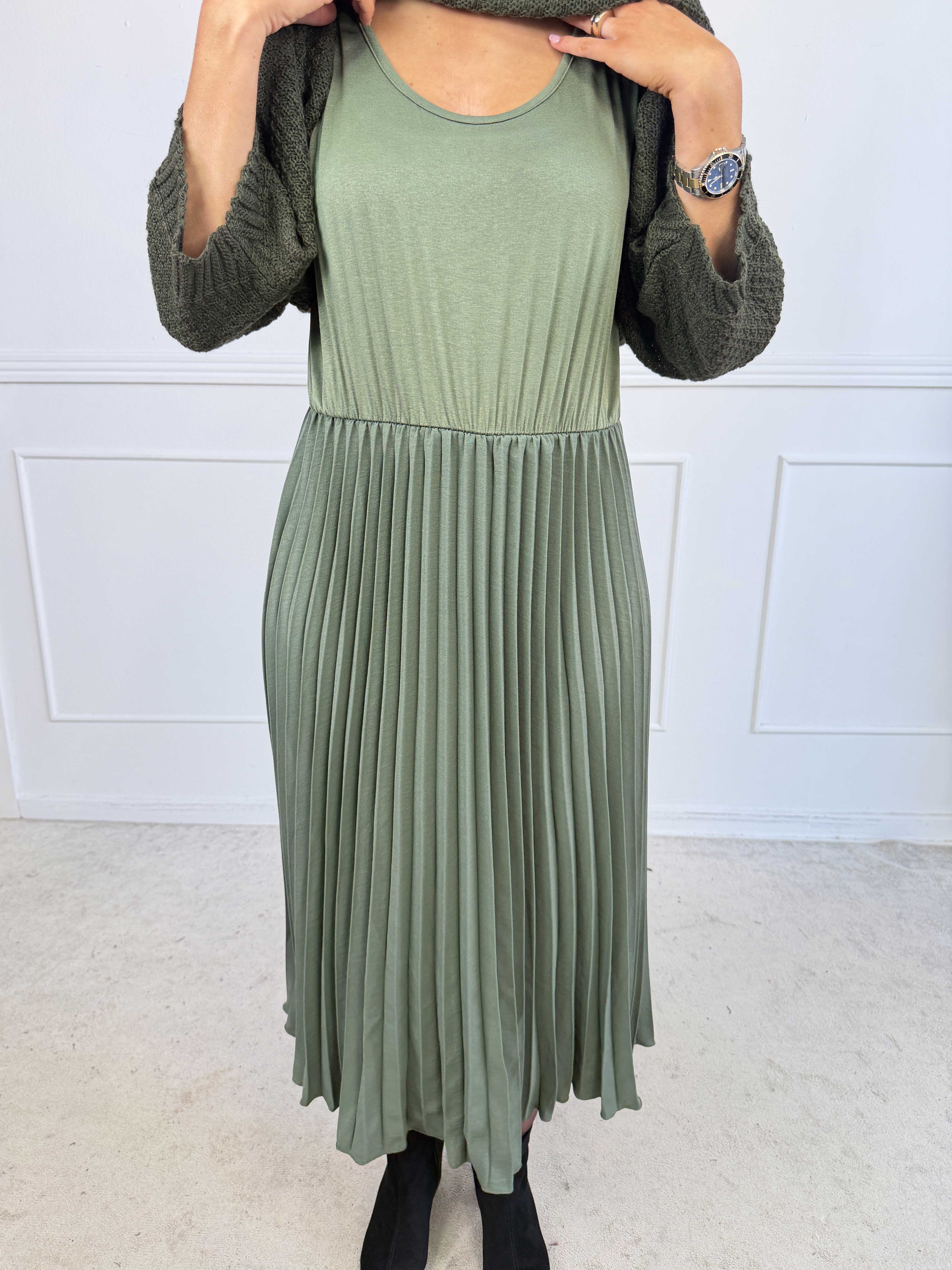 Nanna – Plus size tvådelad klänning i viskos med veckad kjol och matchande stickad överdel