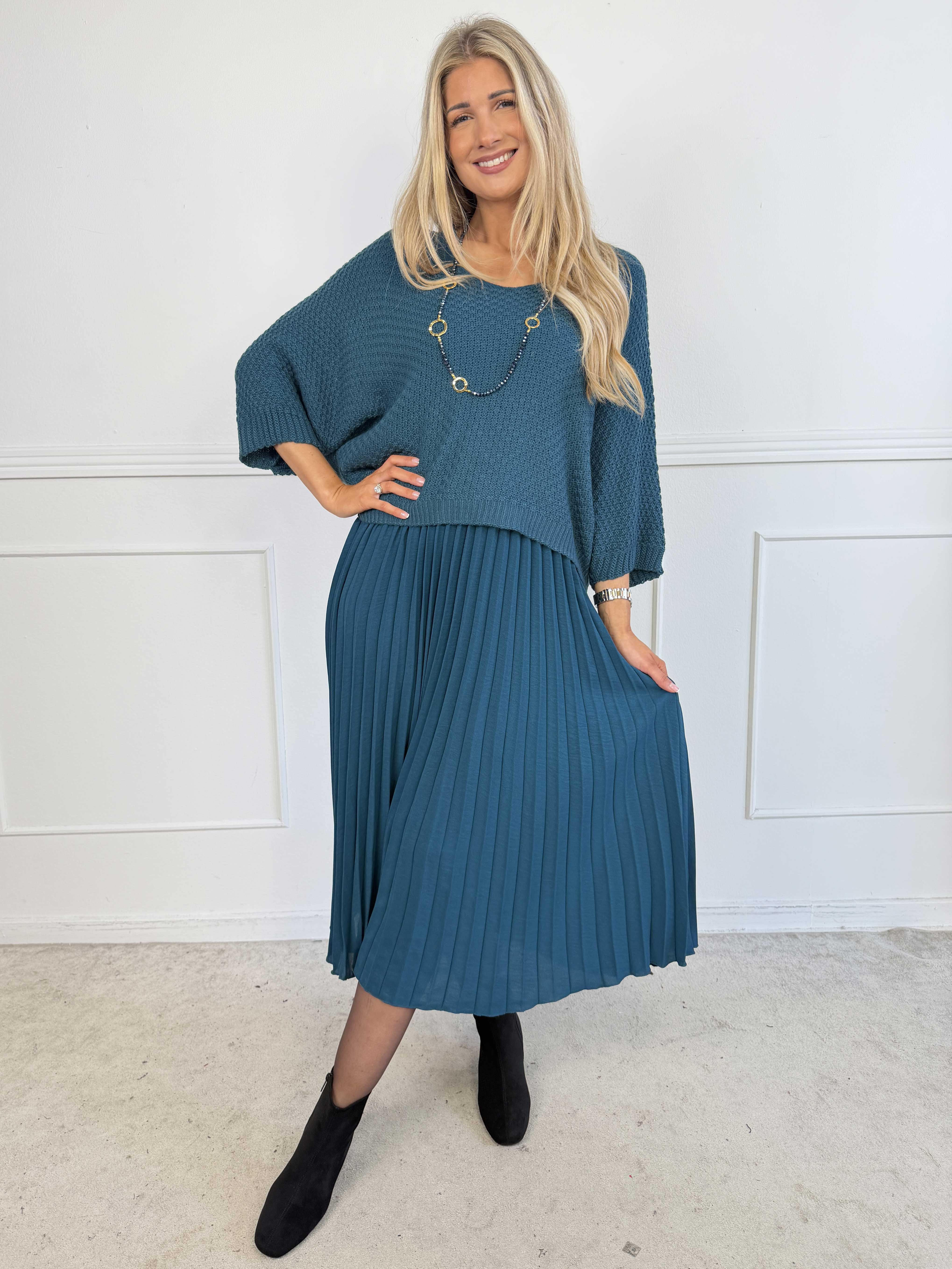 Nanna – Plus size tvådelad klänning i viskos med veckad kjol och matchande stickad överdel