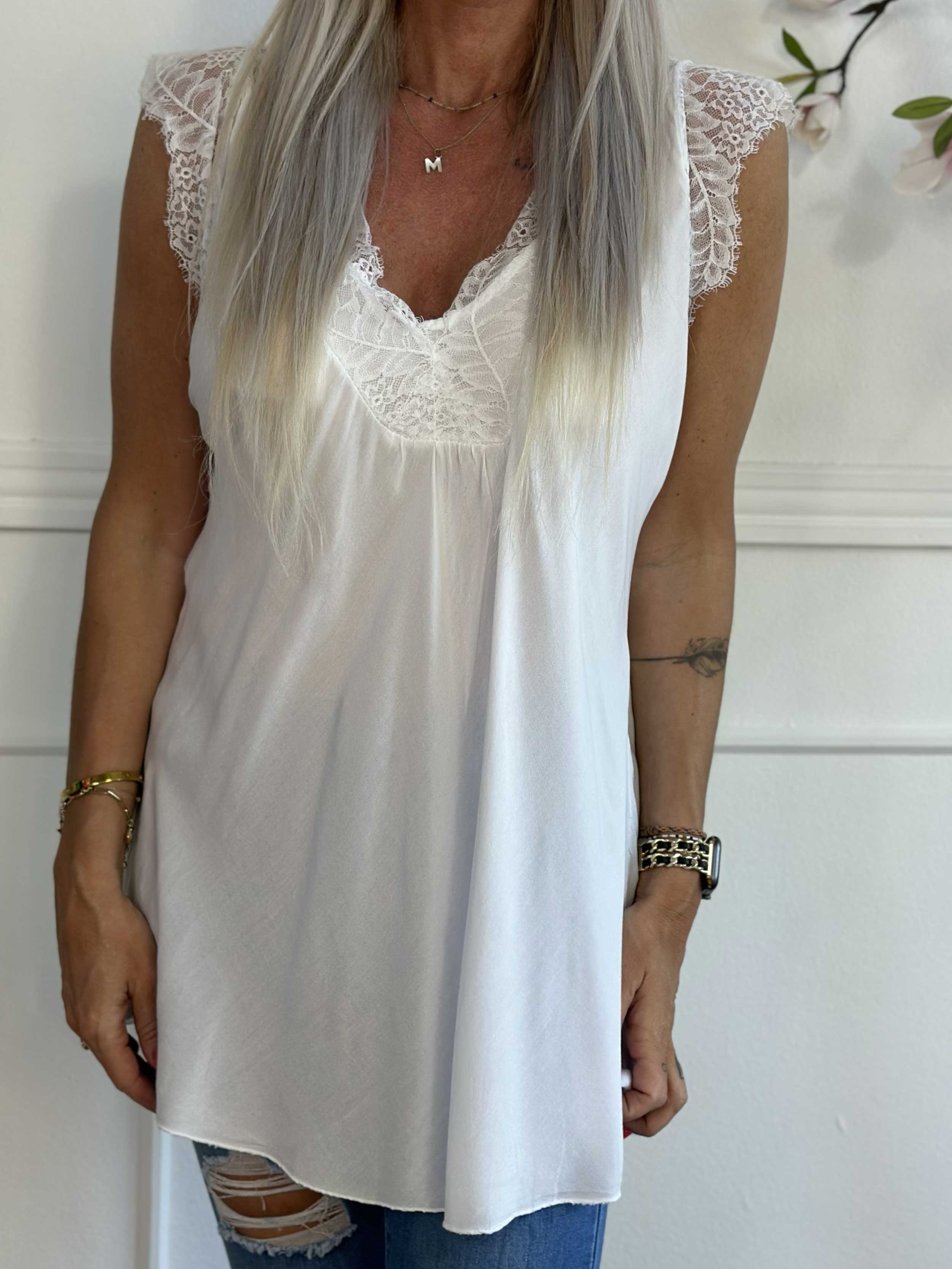 Sigga - Topp i viskos med halsringning och ärmar i spets