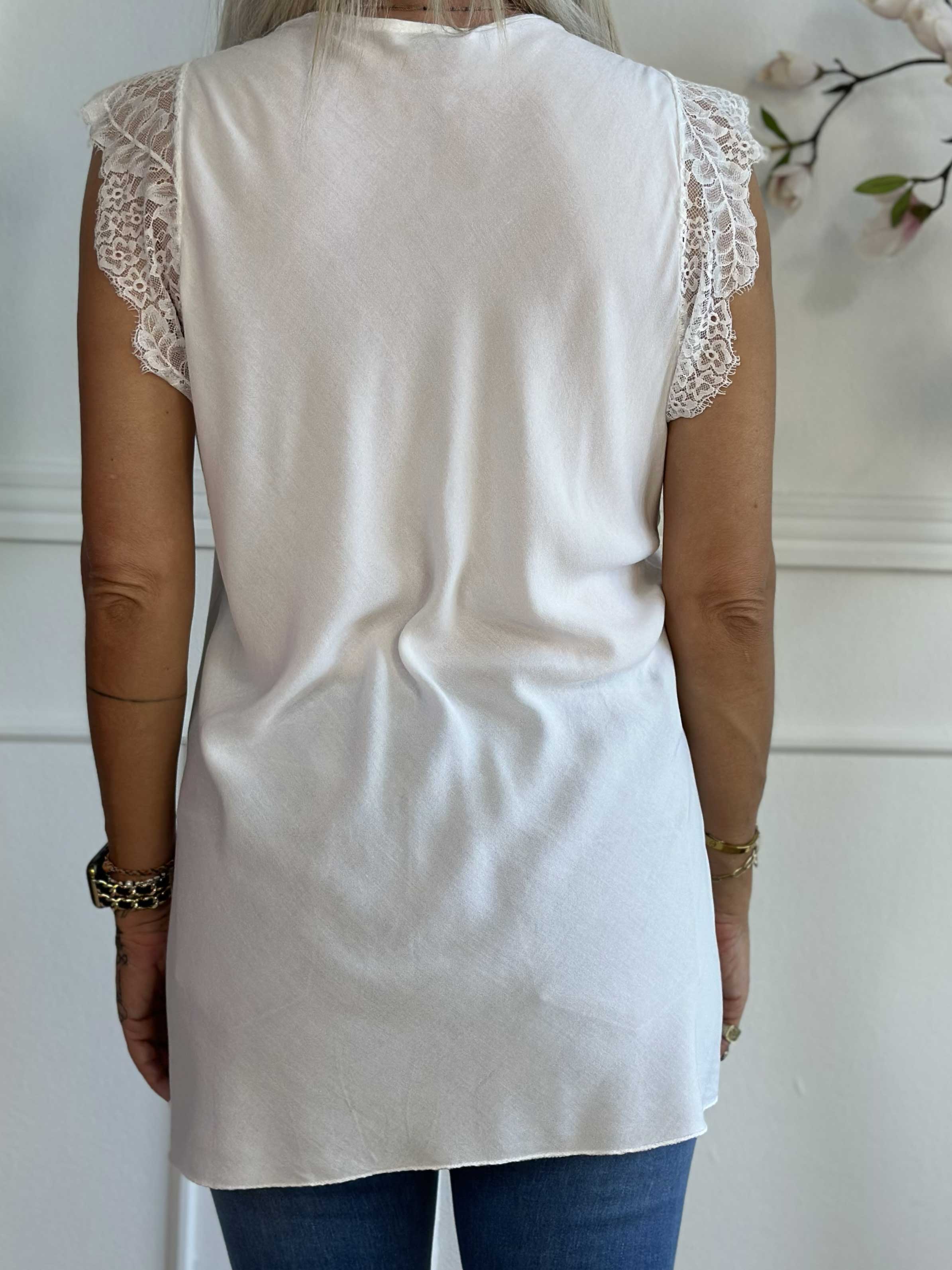 Sigga - Topp i viskos med halsringning och ärmar i spets