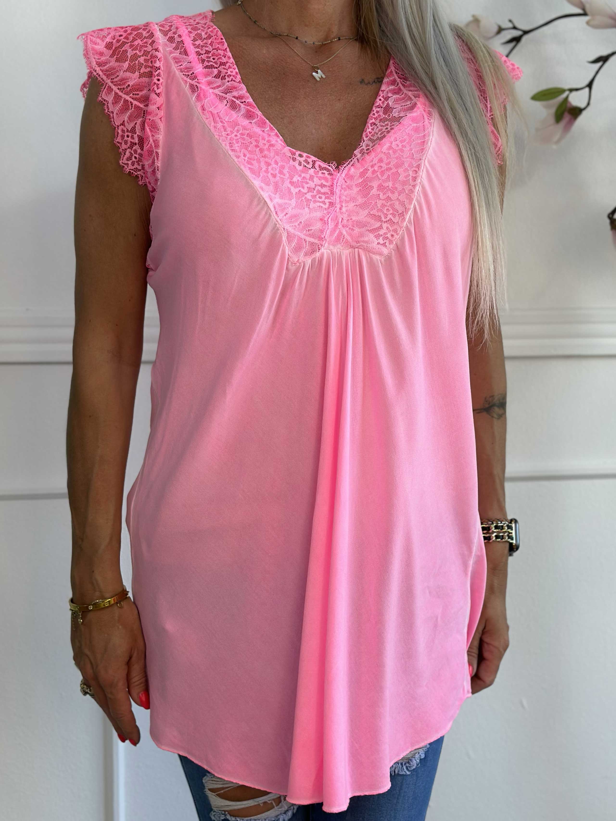 Sigga - Topp i viskos med halsringning och ärmar i spets