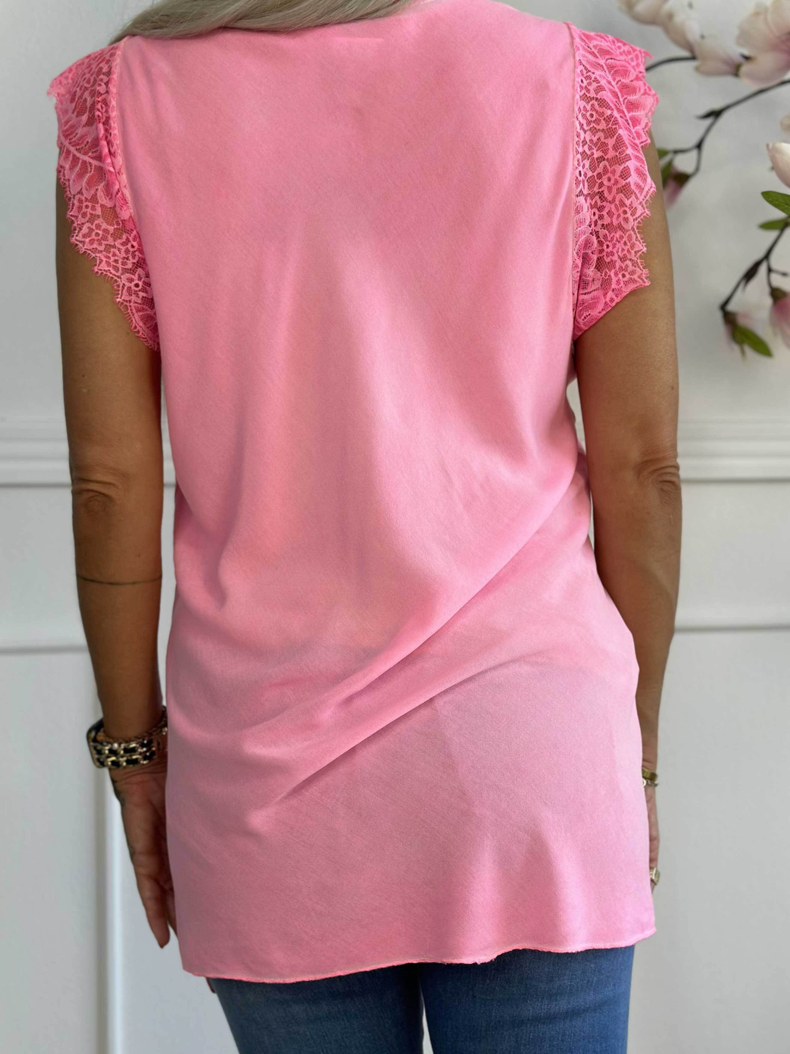 Sigga - Topp i viskos med halsringning och ärmar i spets