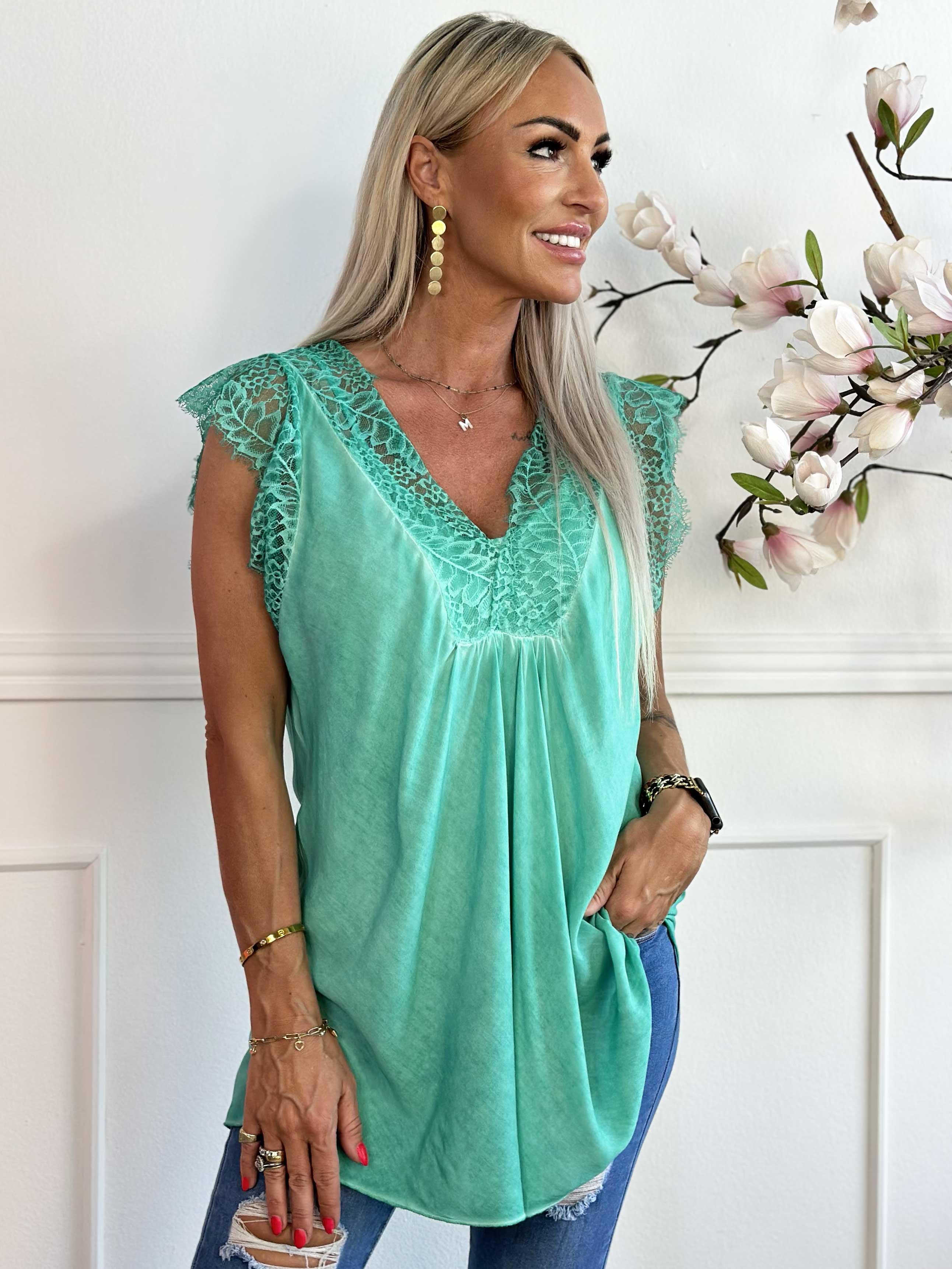 Sigga - Topp i viskos med halsringning och ärmar i spets