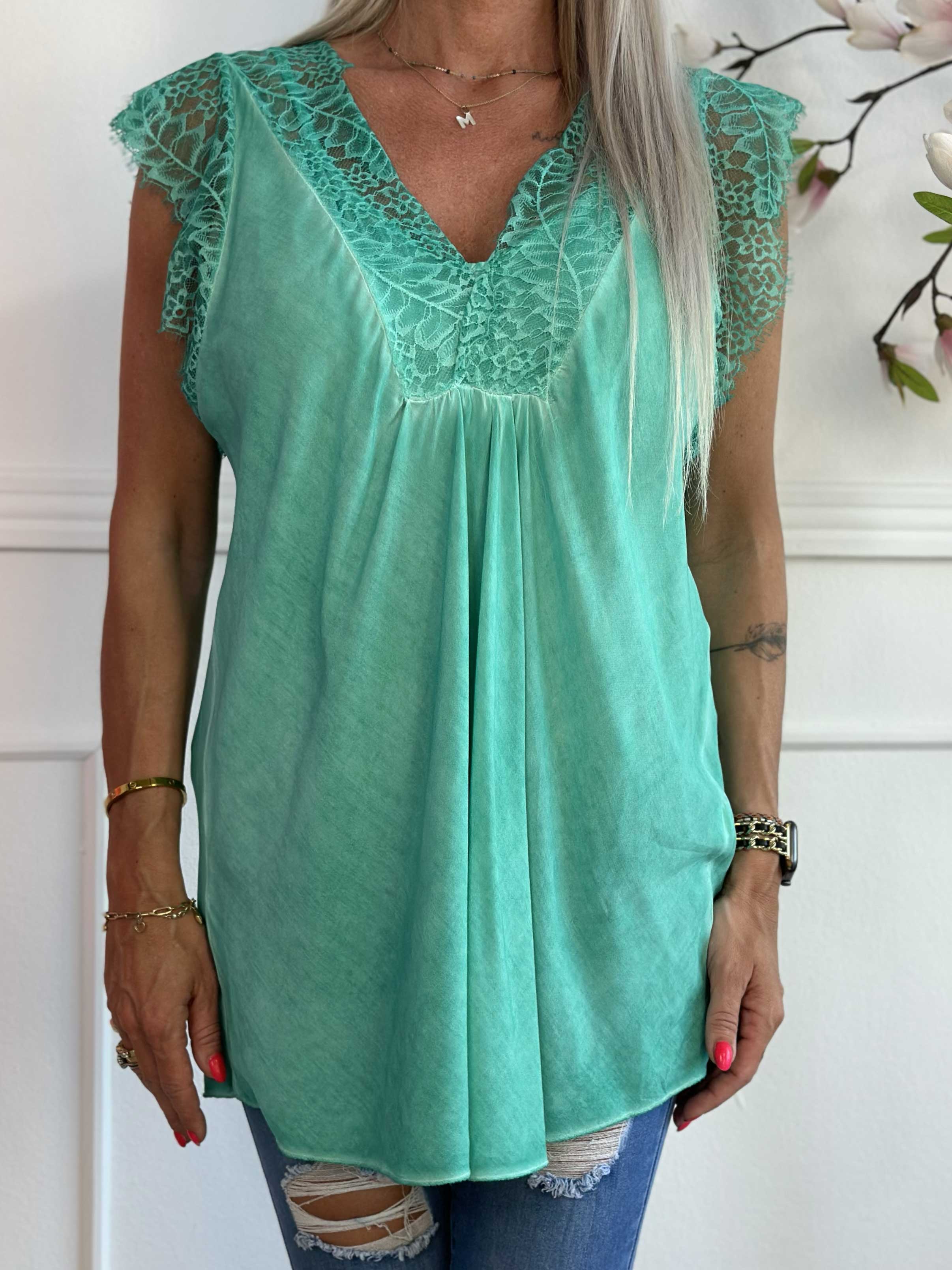 Sigga - Topp i viskos med halsringning och ärmar i spets