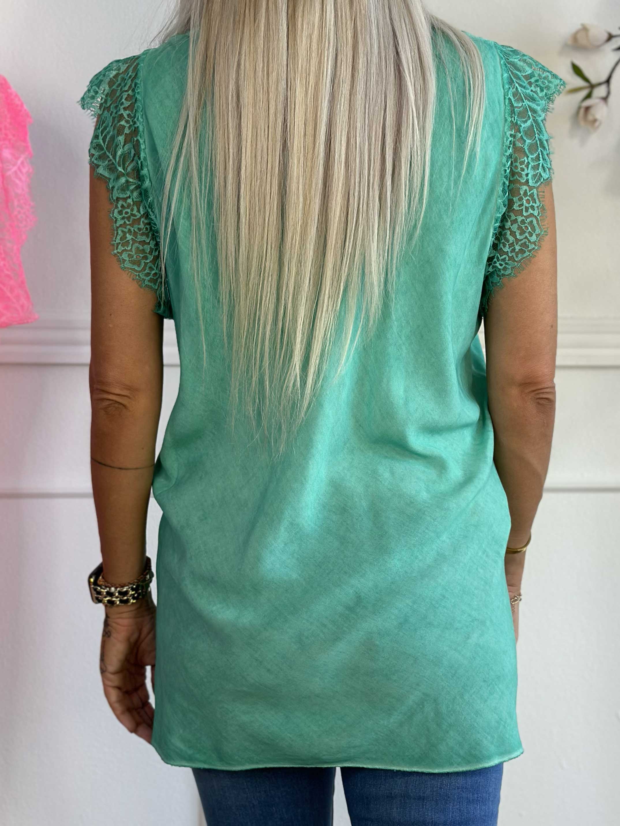 Sigga - Topp i viskos med halsringning och ärmar i spets