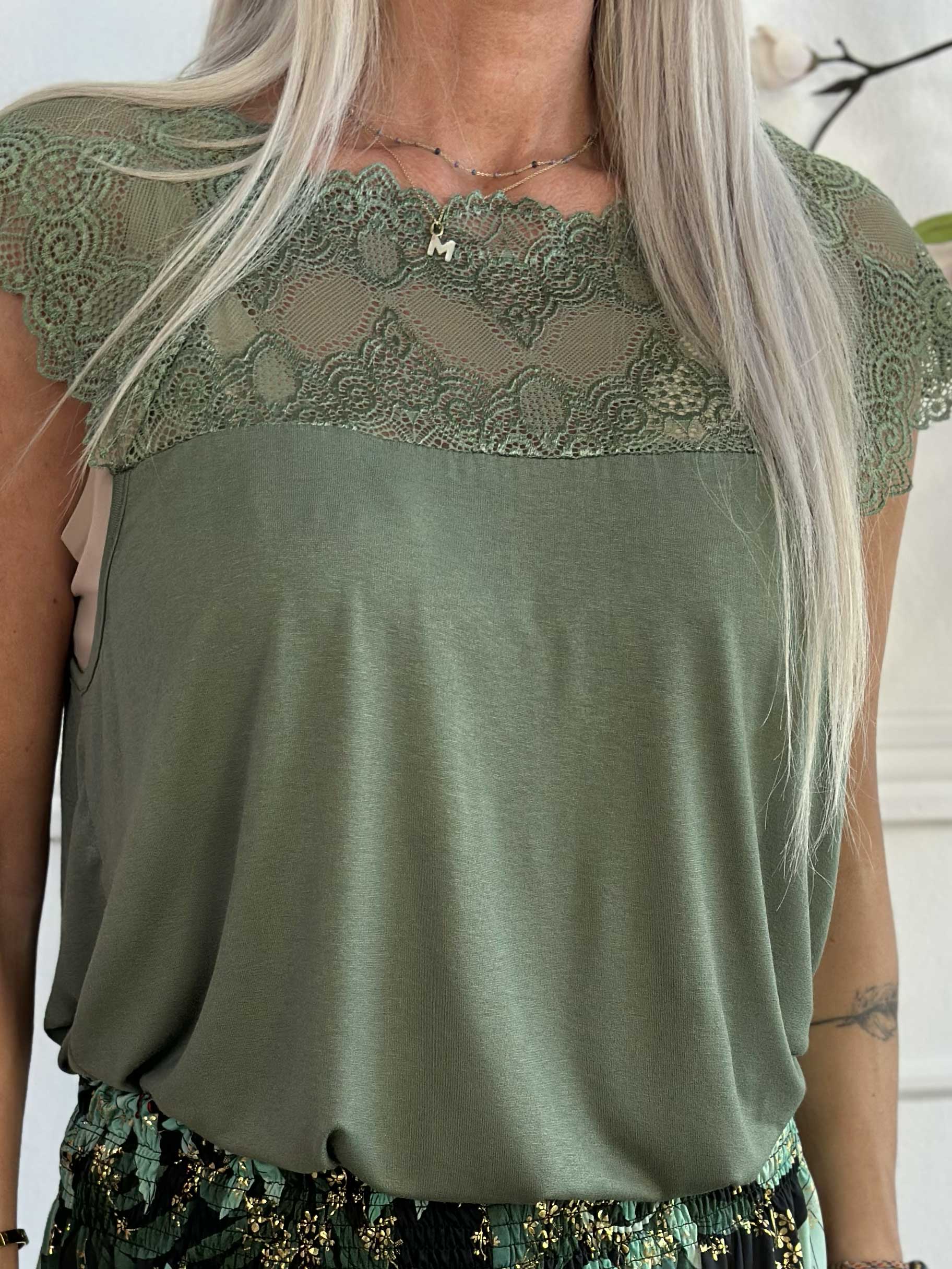 Amina - Söt viskostopp med spets upptill