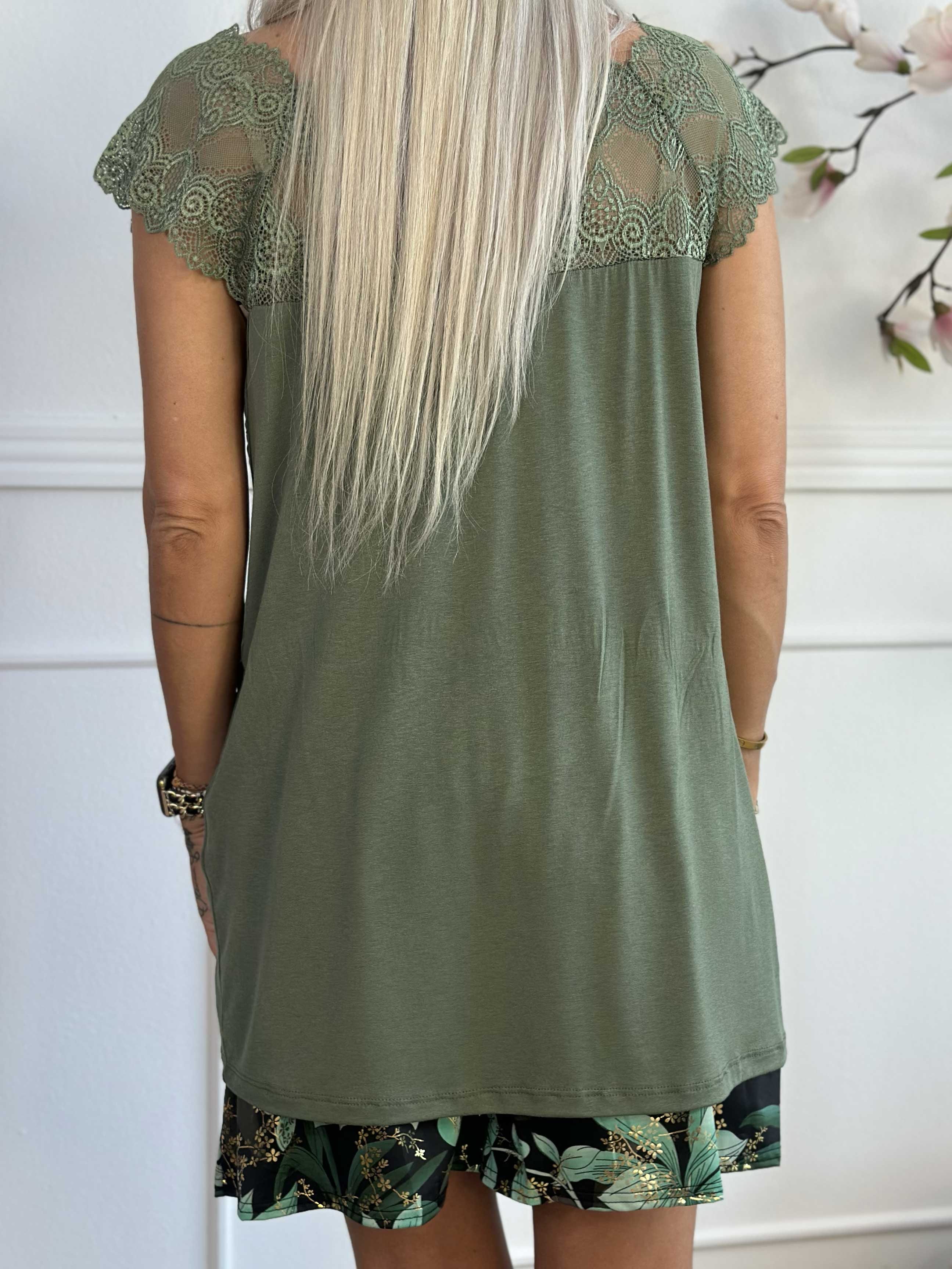 Amina - Söt viskostopp med spets upptill