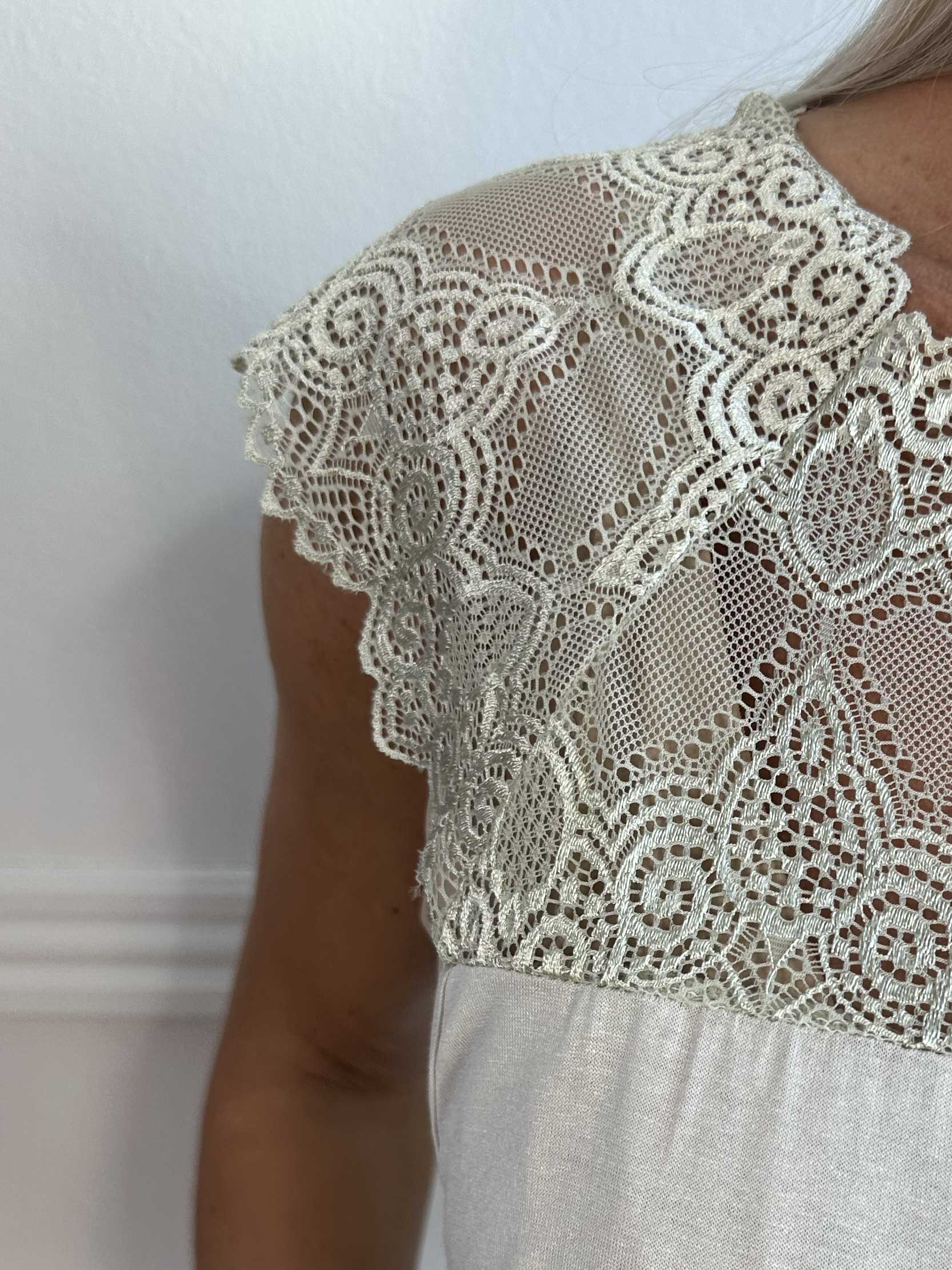 Amina - Söt viskostopp med spets upptill