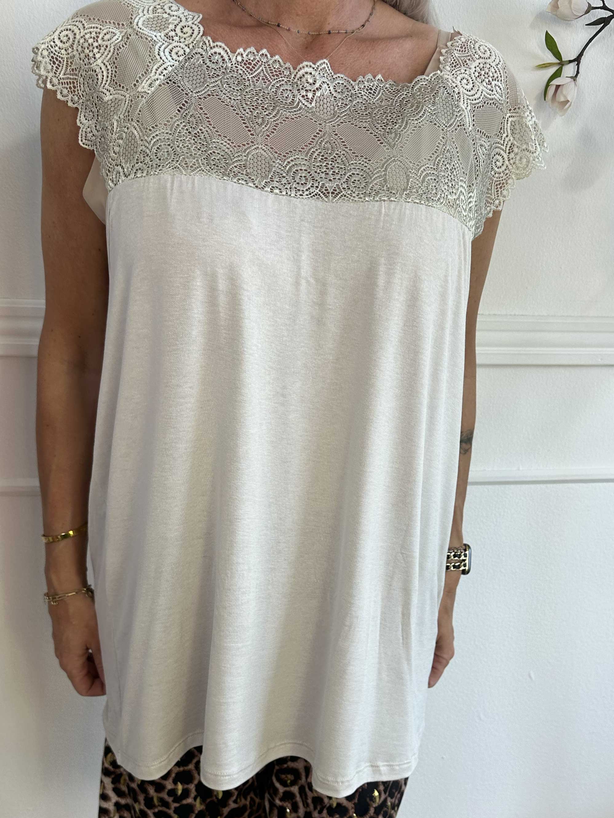 Amina - Söt viskostopp med spets upptill