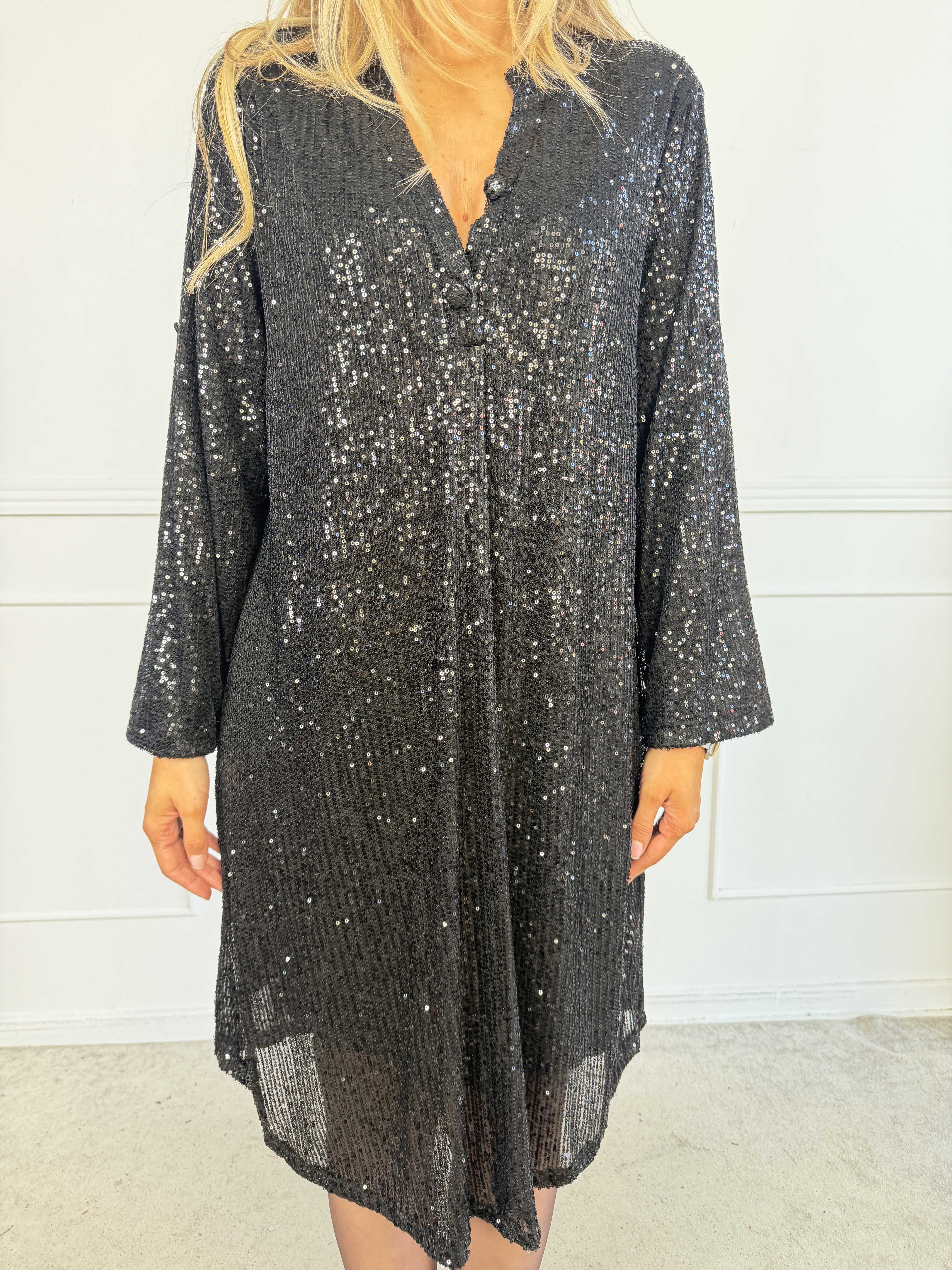 Ebba Glitter - Paljettklänning i plus size med knappar vid urringningen som ger en elegant look