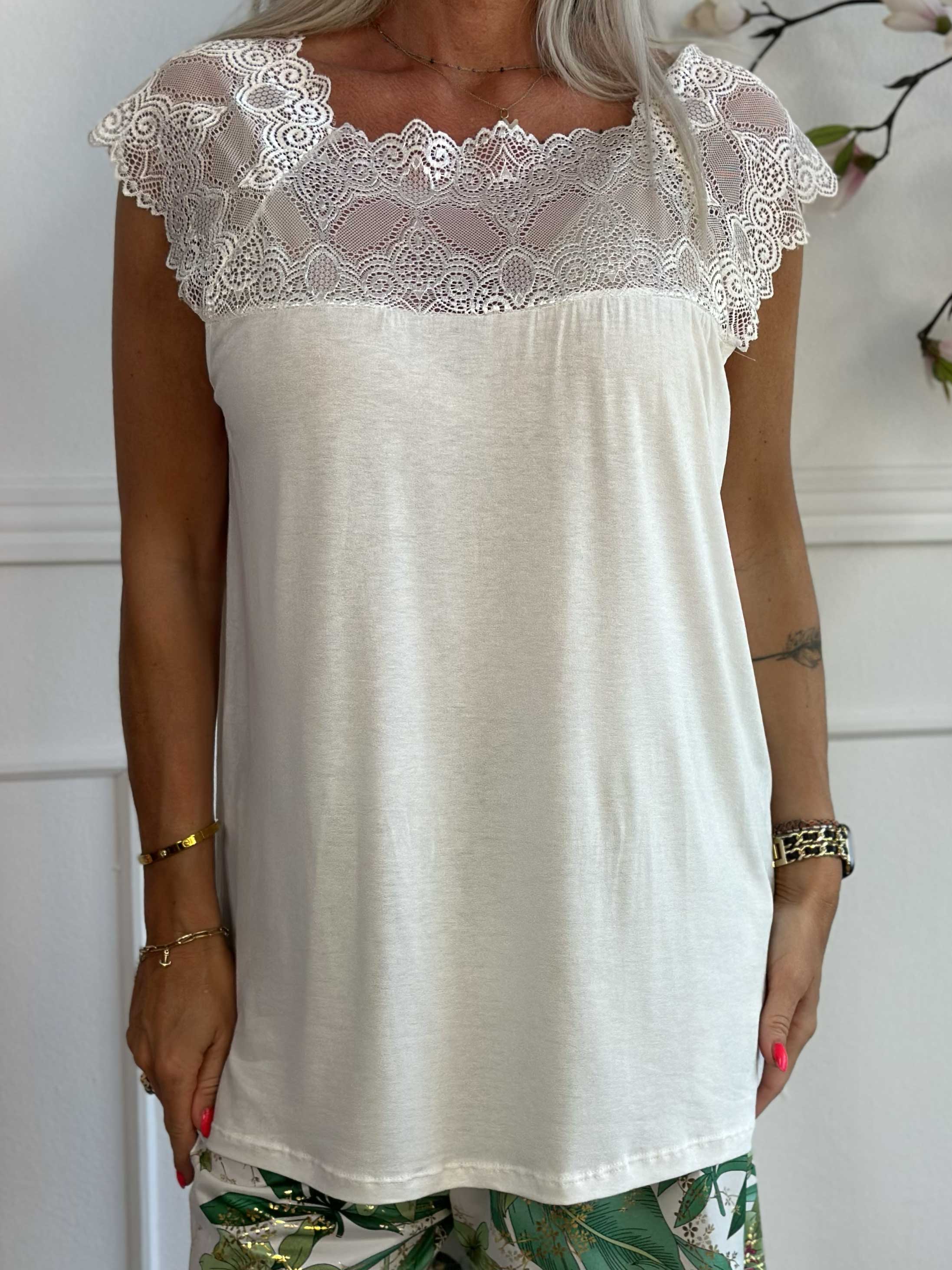 Amina - Söt viskostopp med spets upptill