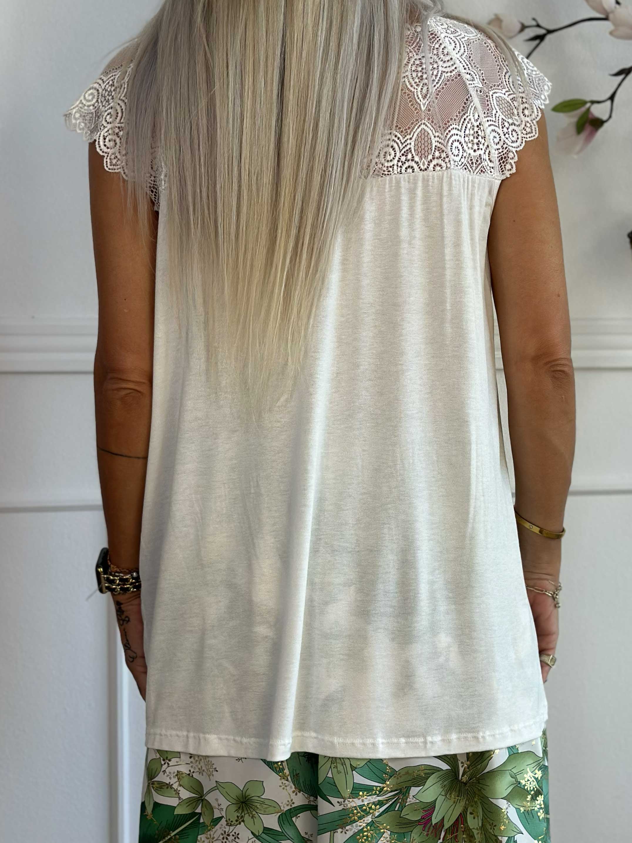 Amina - Söt viskostopp med spets upptill