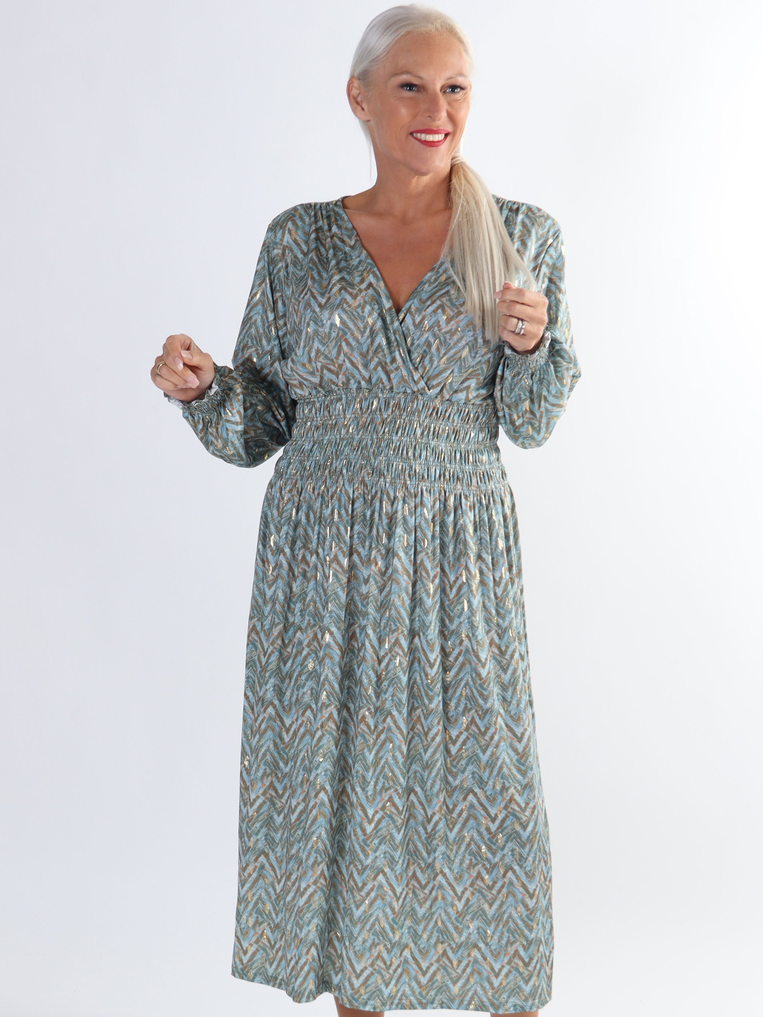 Pams ZigZag Midi L/S - Plus size klänning i skrynkelfritt tyg med långa ärmar