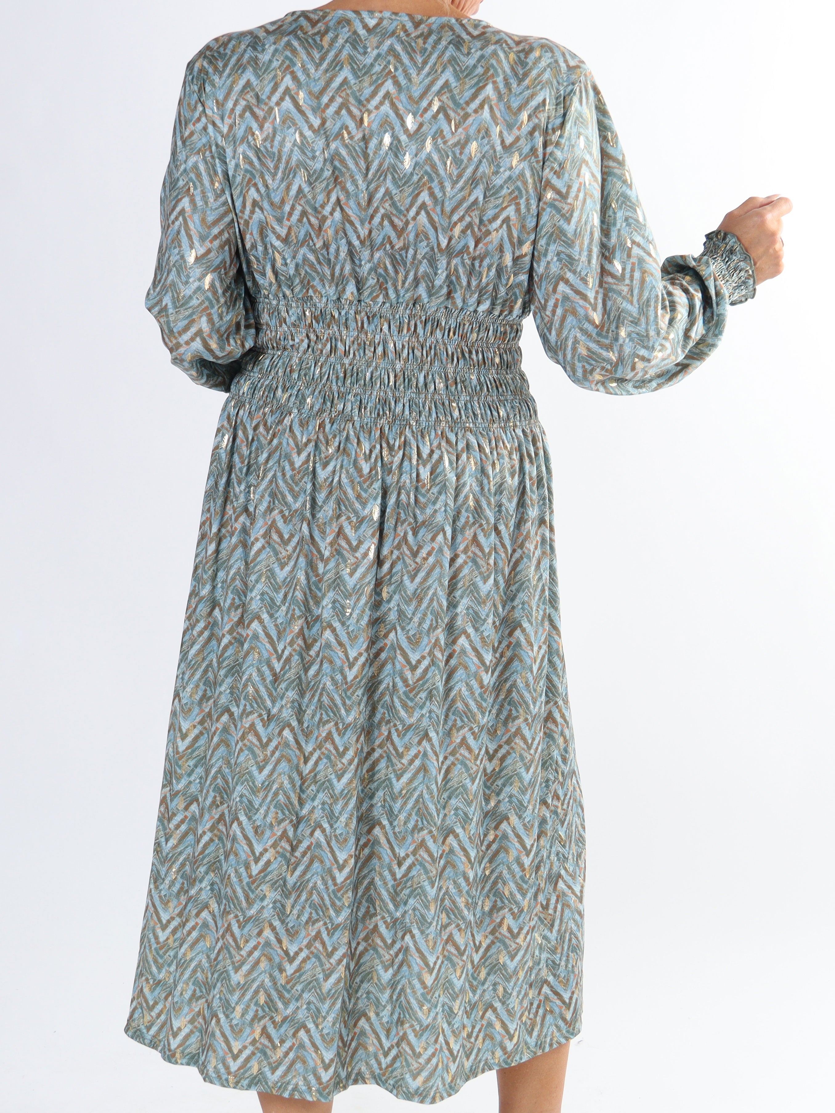 Pams ZigZag Midi L/S - Plus size klänning i skrynkelfritt tyg med långa ärmar