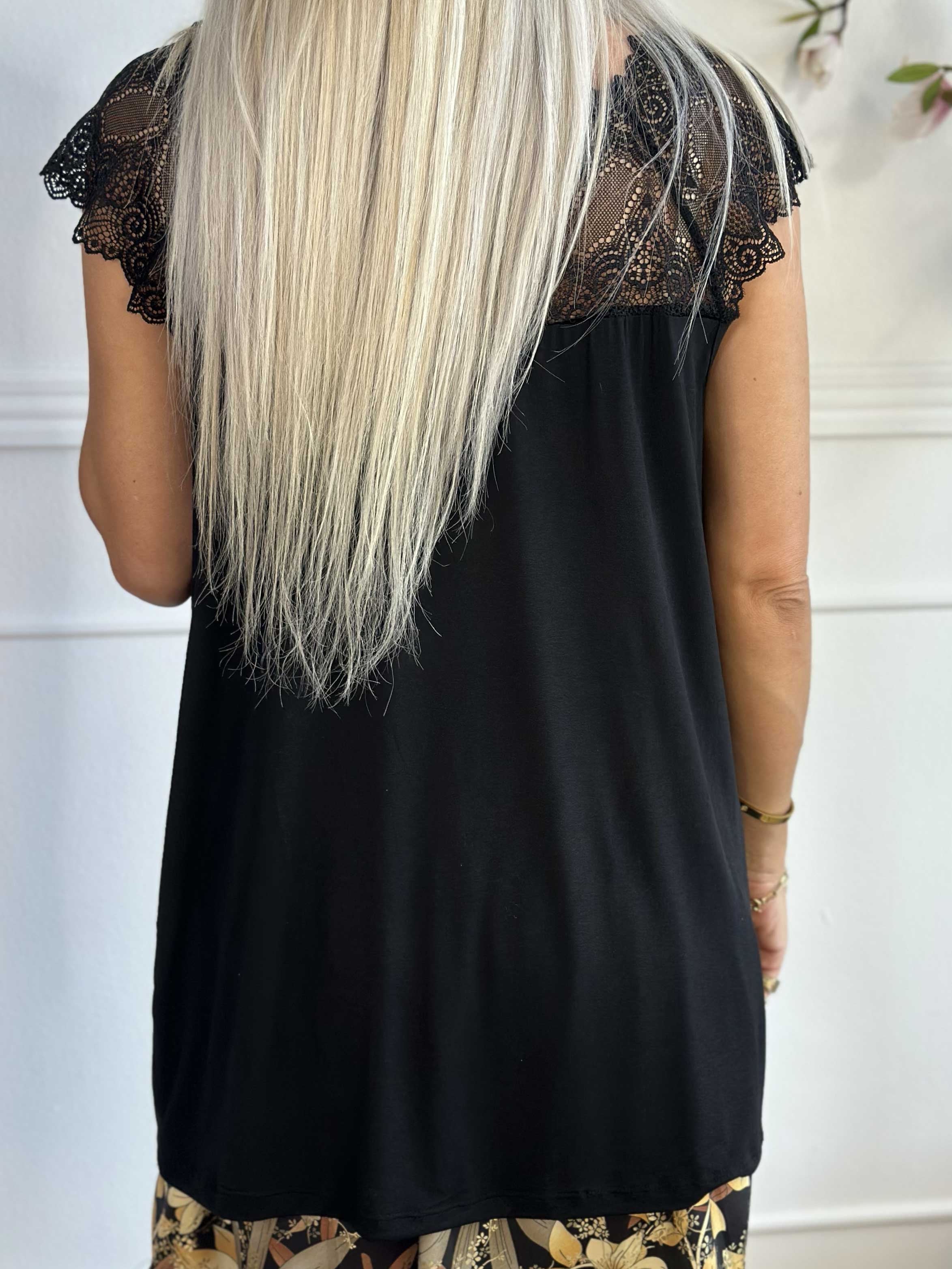 Amina - Söt viskostopp med spets upptill