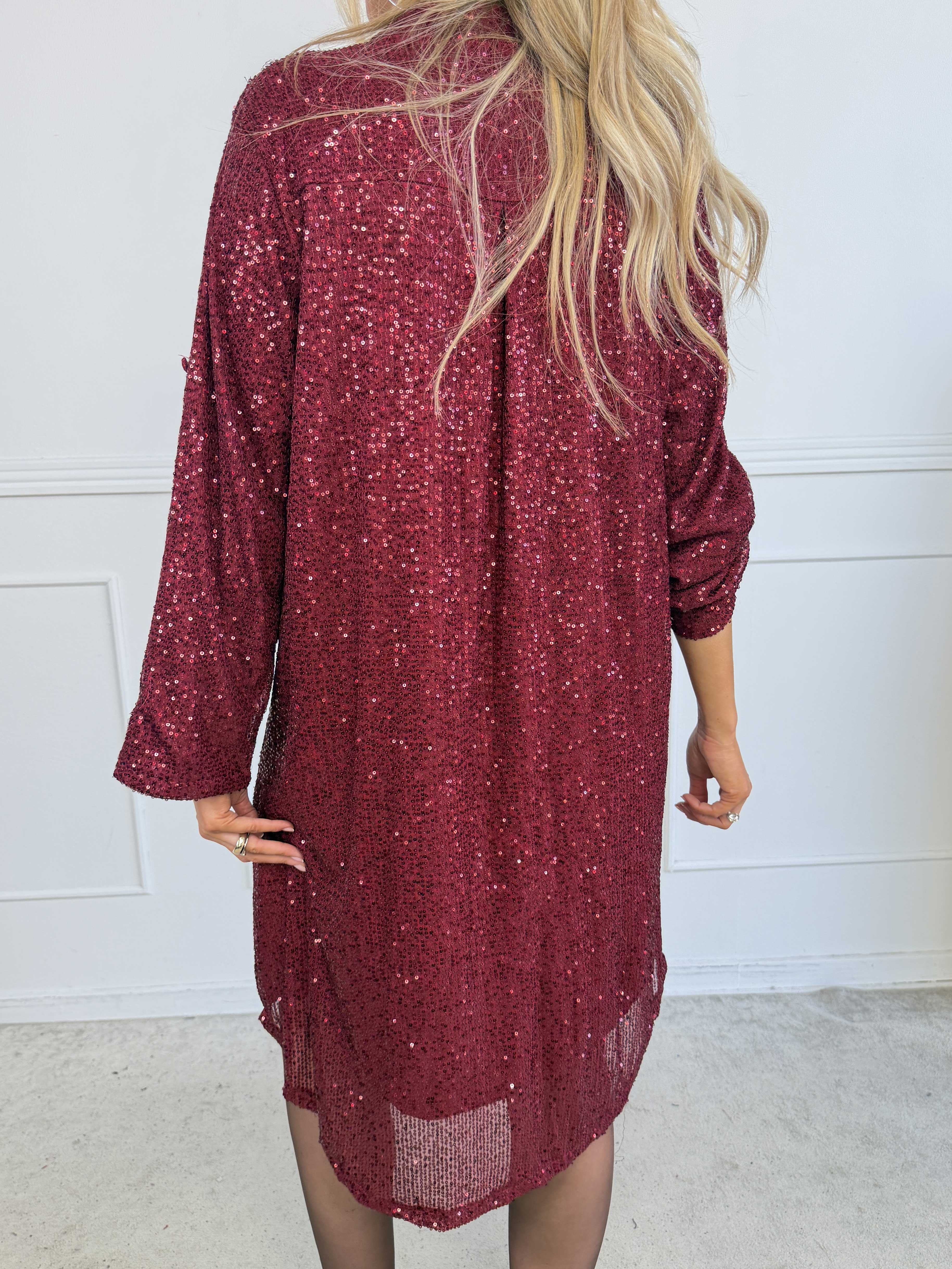 Ebba Glitter - Paljettklänning i plus size med knappar vid urringningen som ger en elegant look