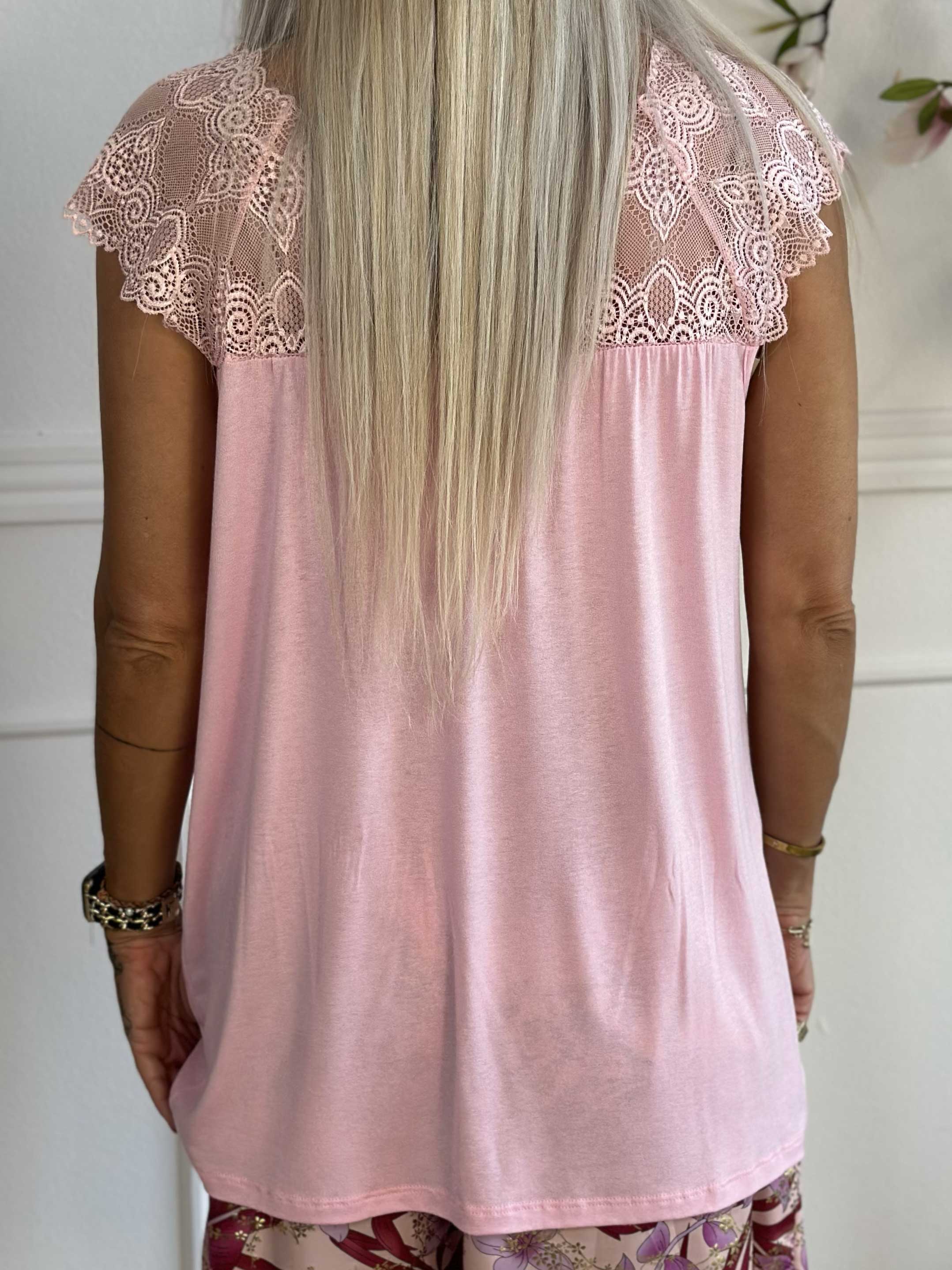 Amina - Söt viskostopp med spets upptill