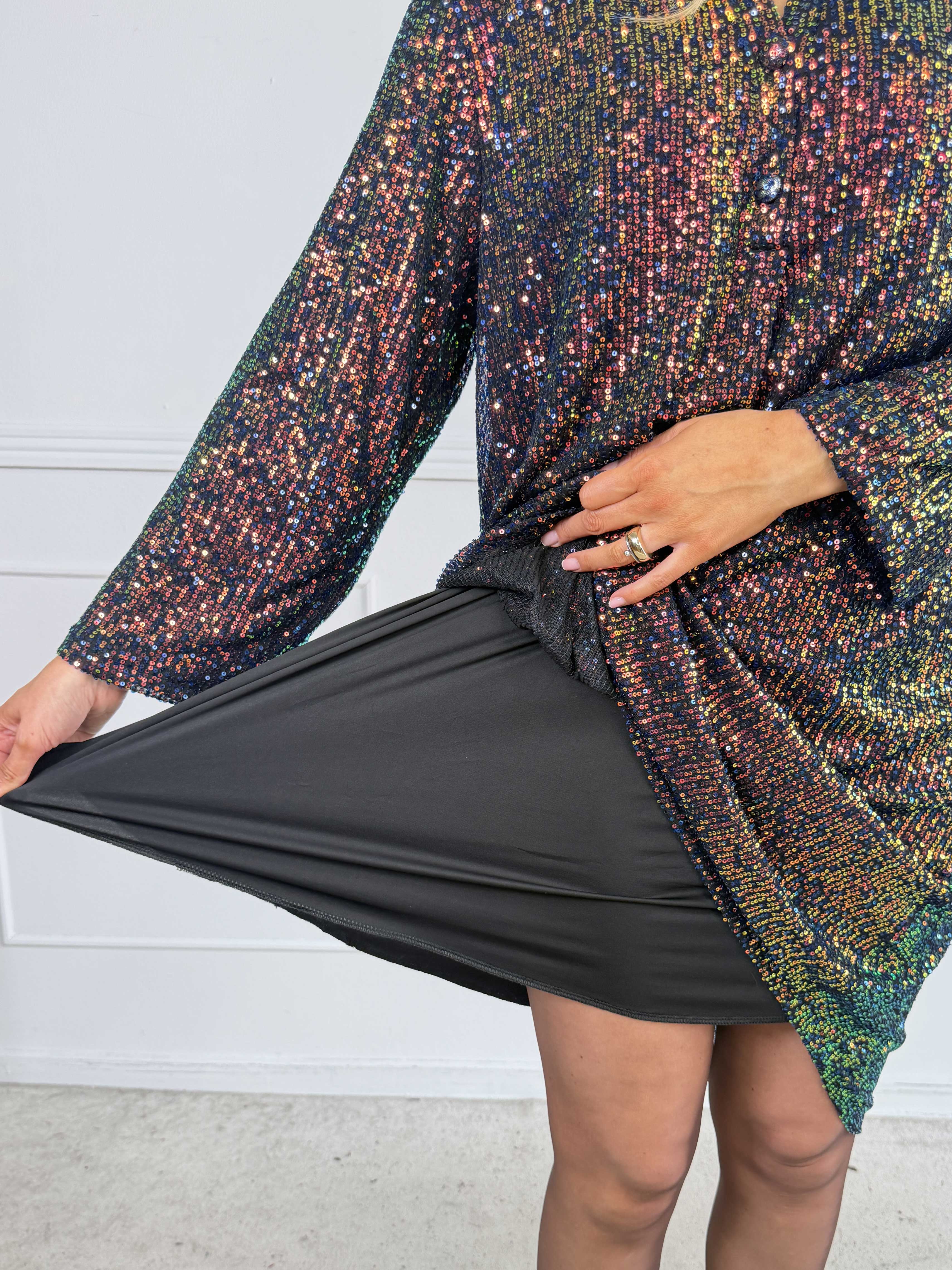Ebba Glitter - Paljettklänning i plus size med knappar vid urringningen som ger en elegant look