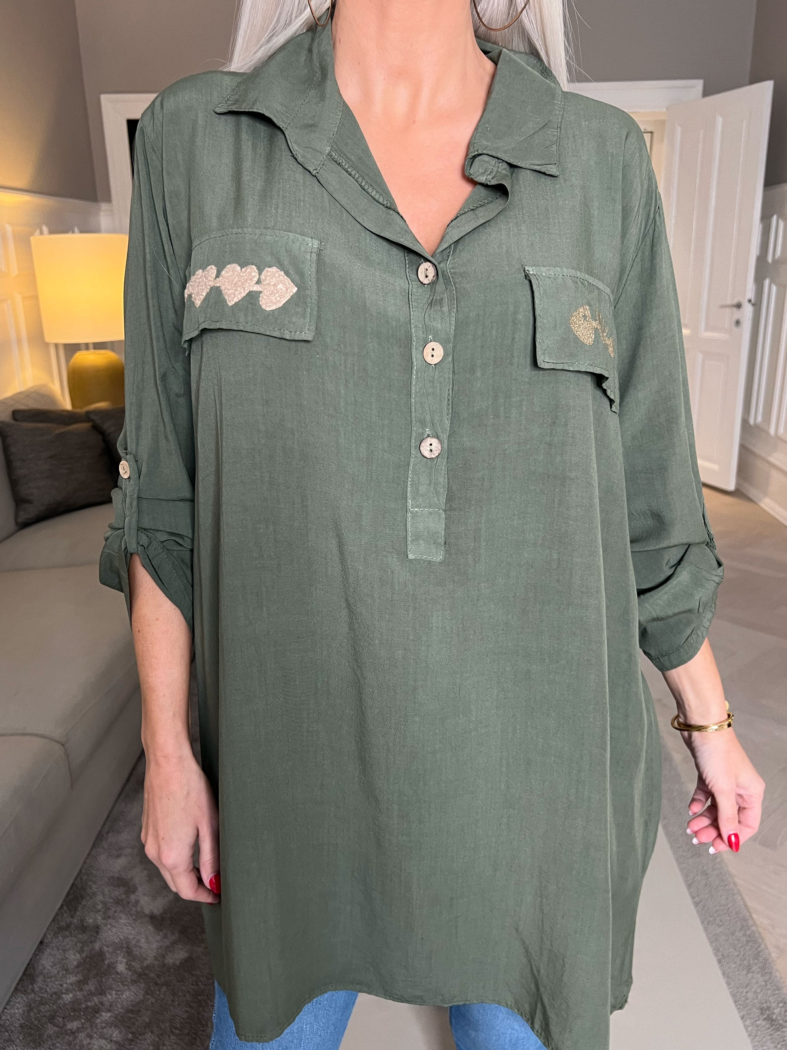 Janine - Söt bomullsskjorta med detaljer på bröstet