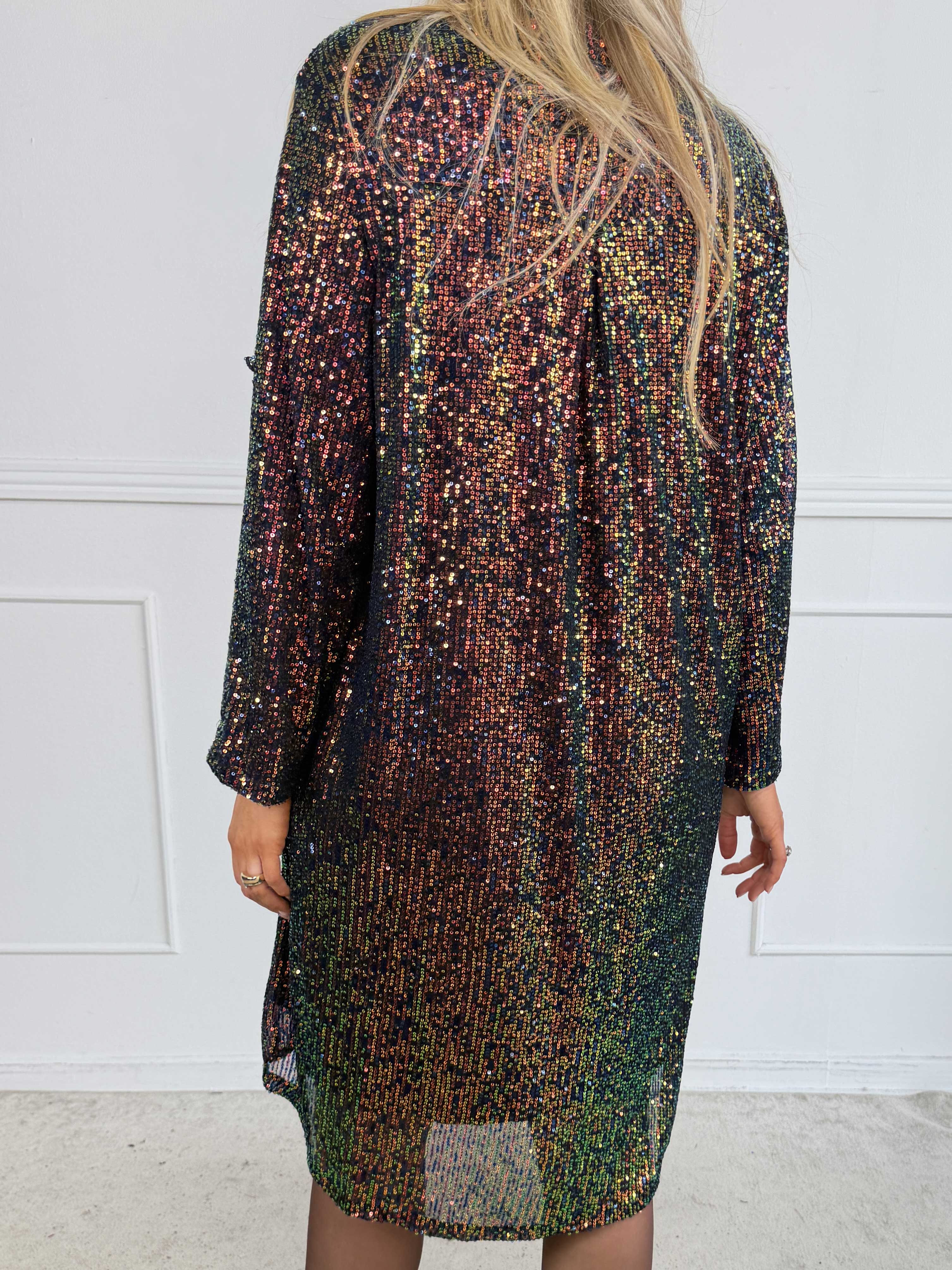 Ebba Glitter - Paljettklänning med knappar vid urringningen som ger en elegant look