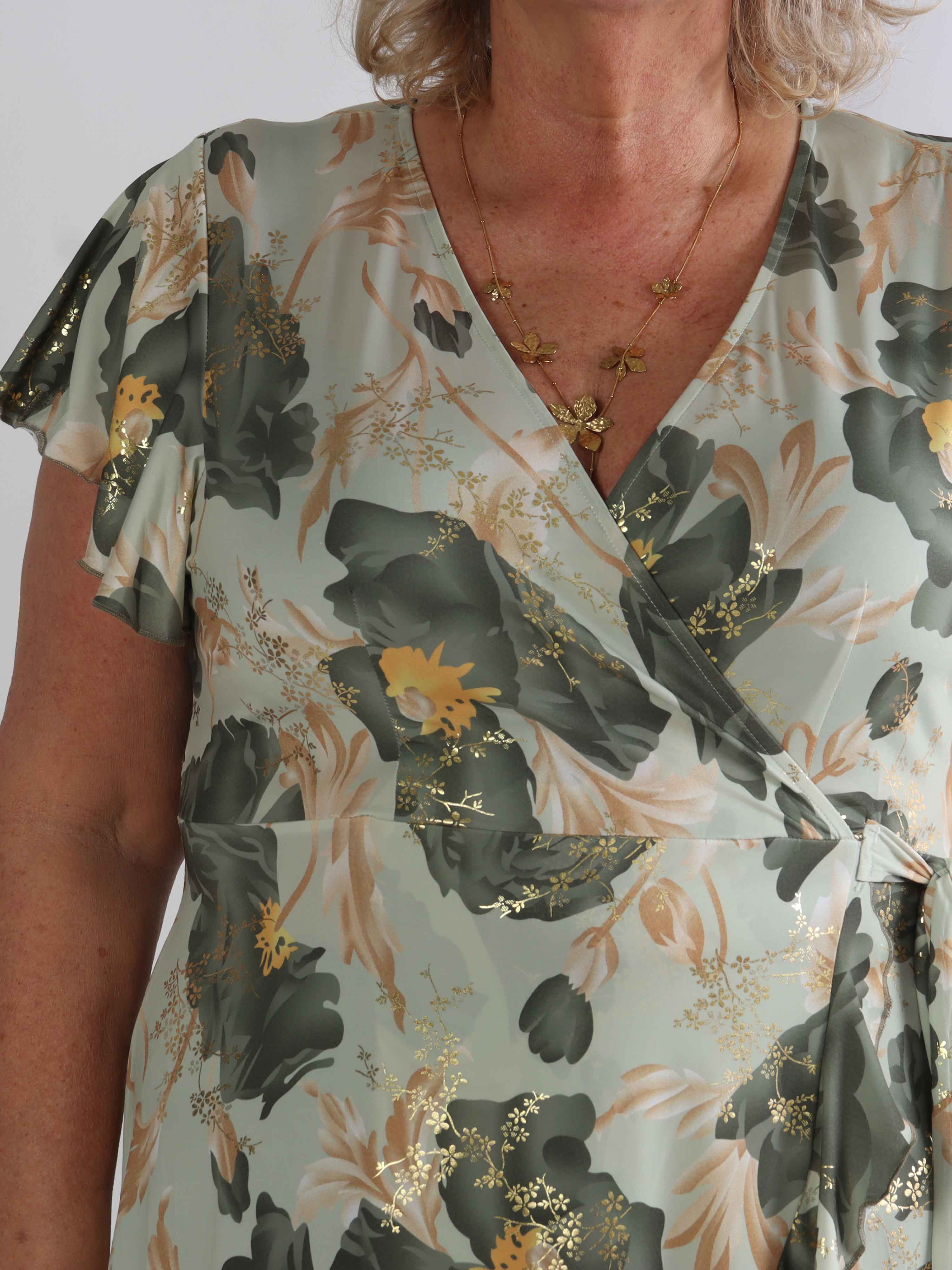 Savina Botanic S/S - Blommig plus size klänning med omlott och volangärmar