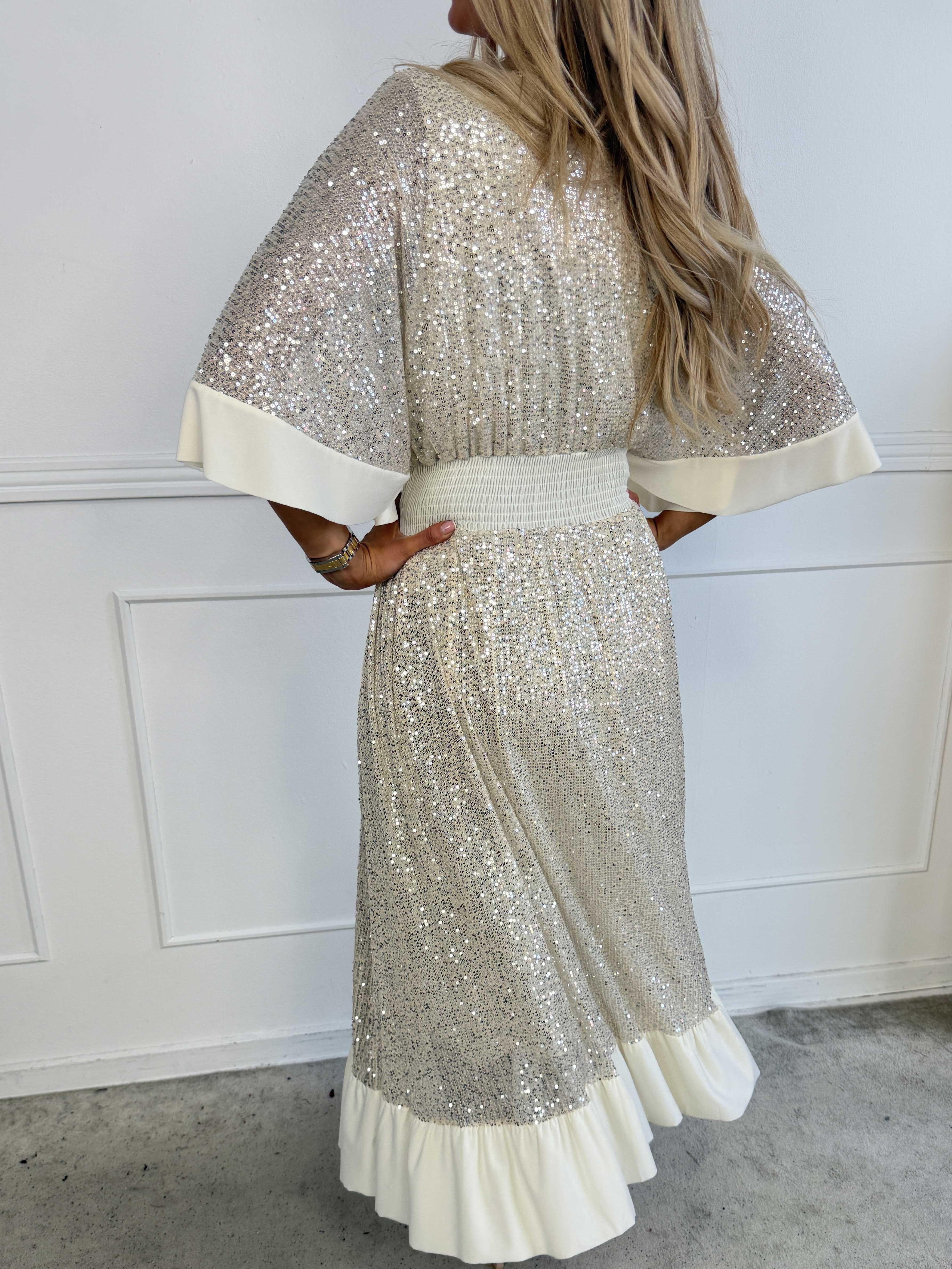 Pamela Glitter - Lång paljettklänning med volanger och smock
