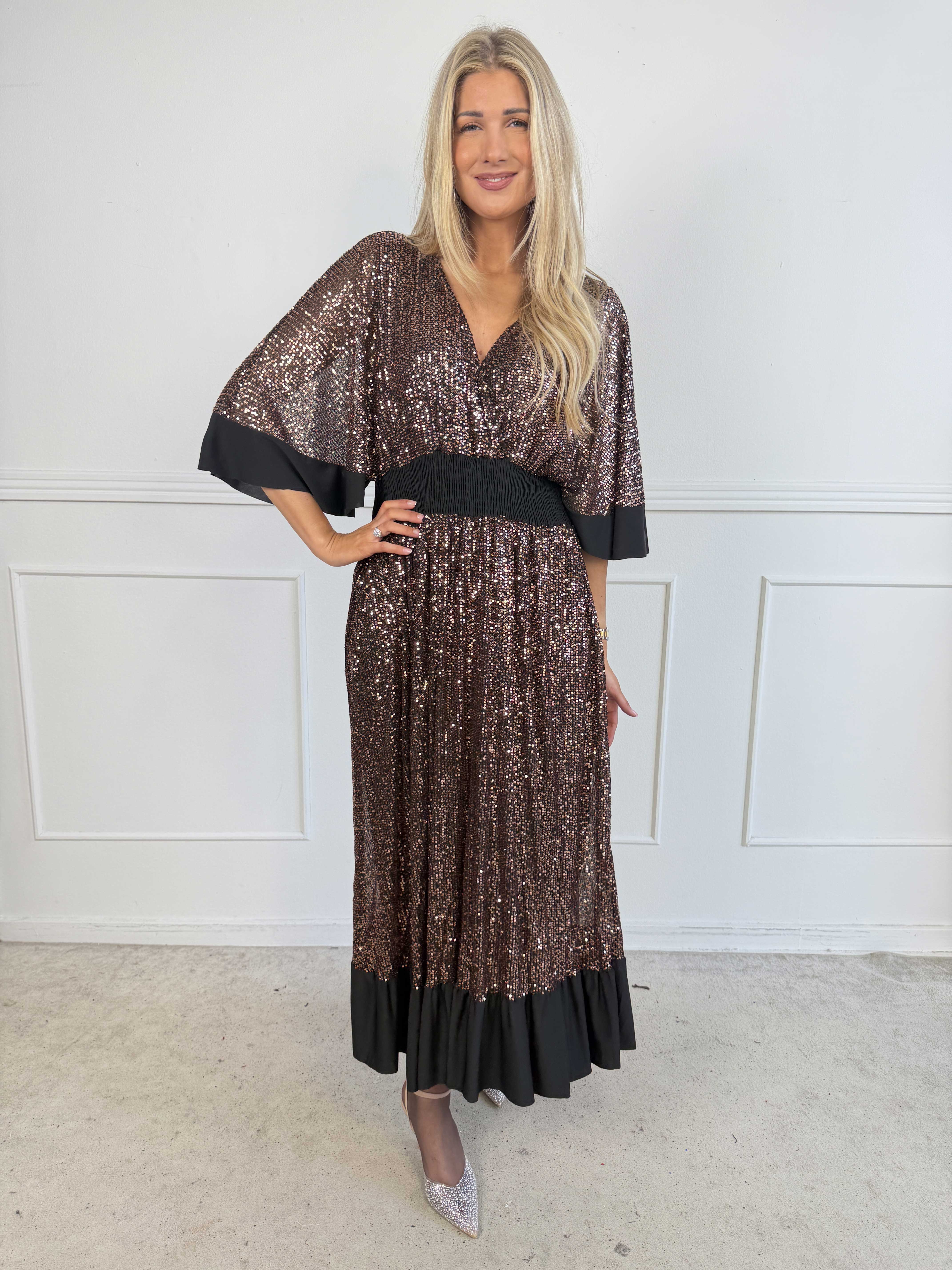 Pamela Glitter - Lång paljettklänning med volanger och smock