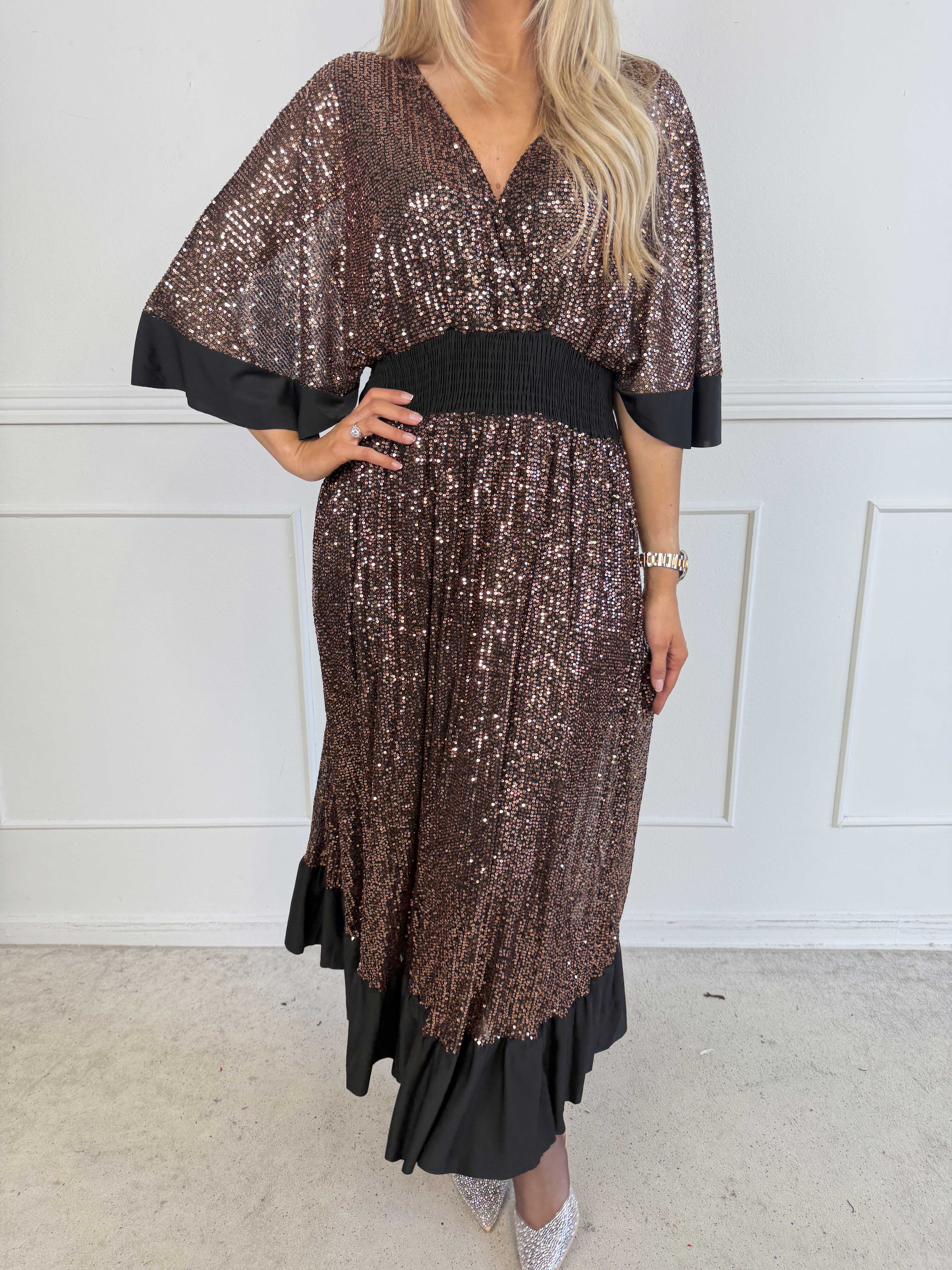 Pamela Glitter - Lång paljettklänning med volanger och smock