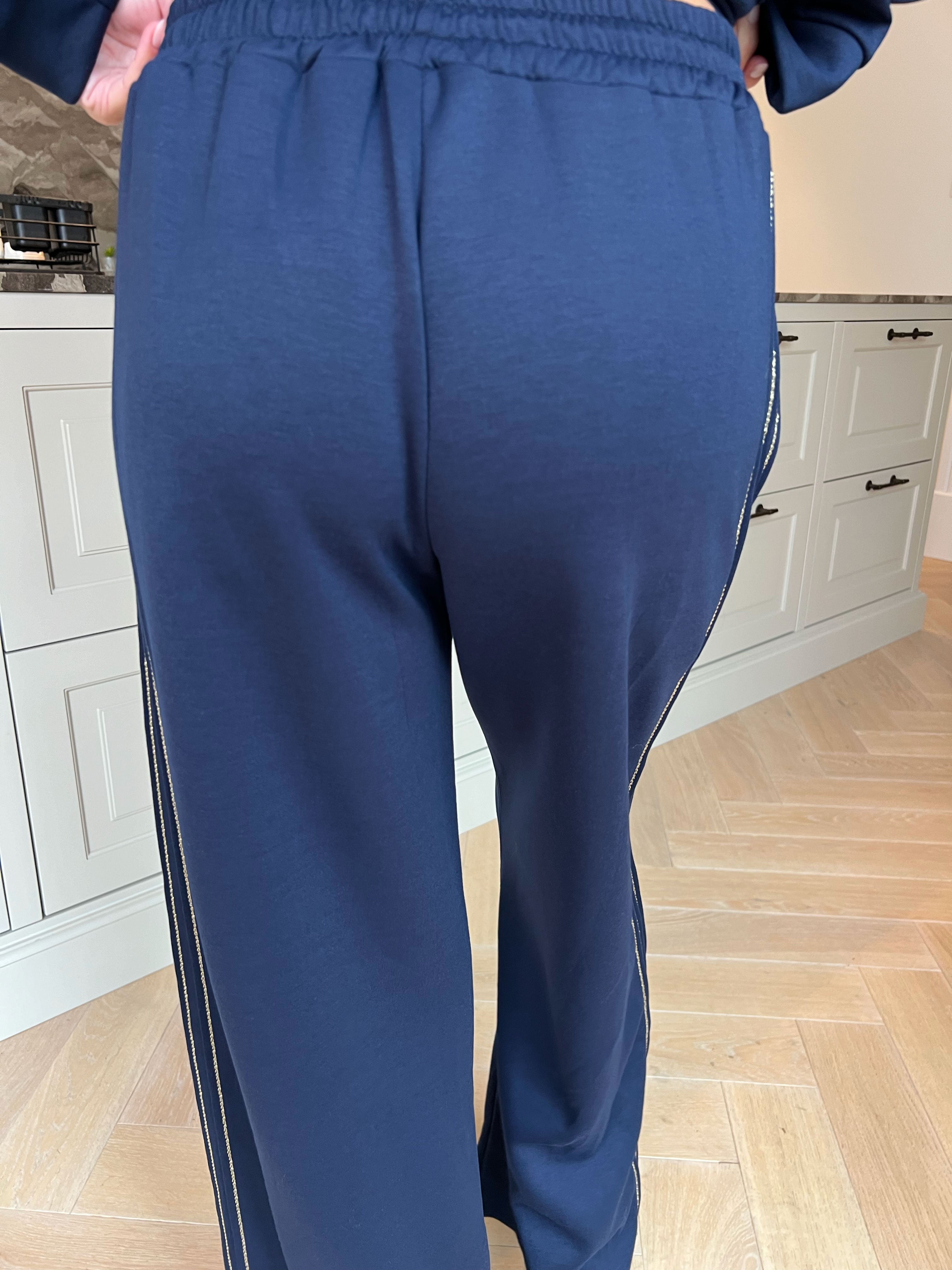 Dream – Mjukt plus size träningsoverallset i viskos med eleganta gulddetaljer