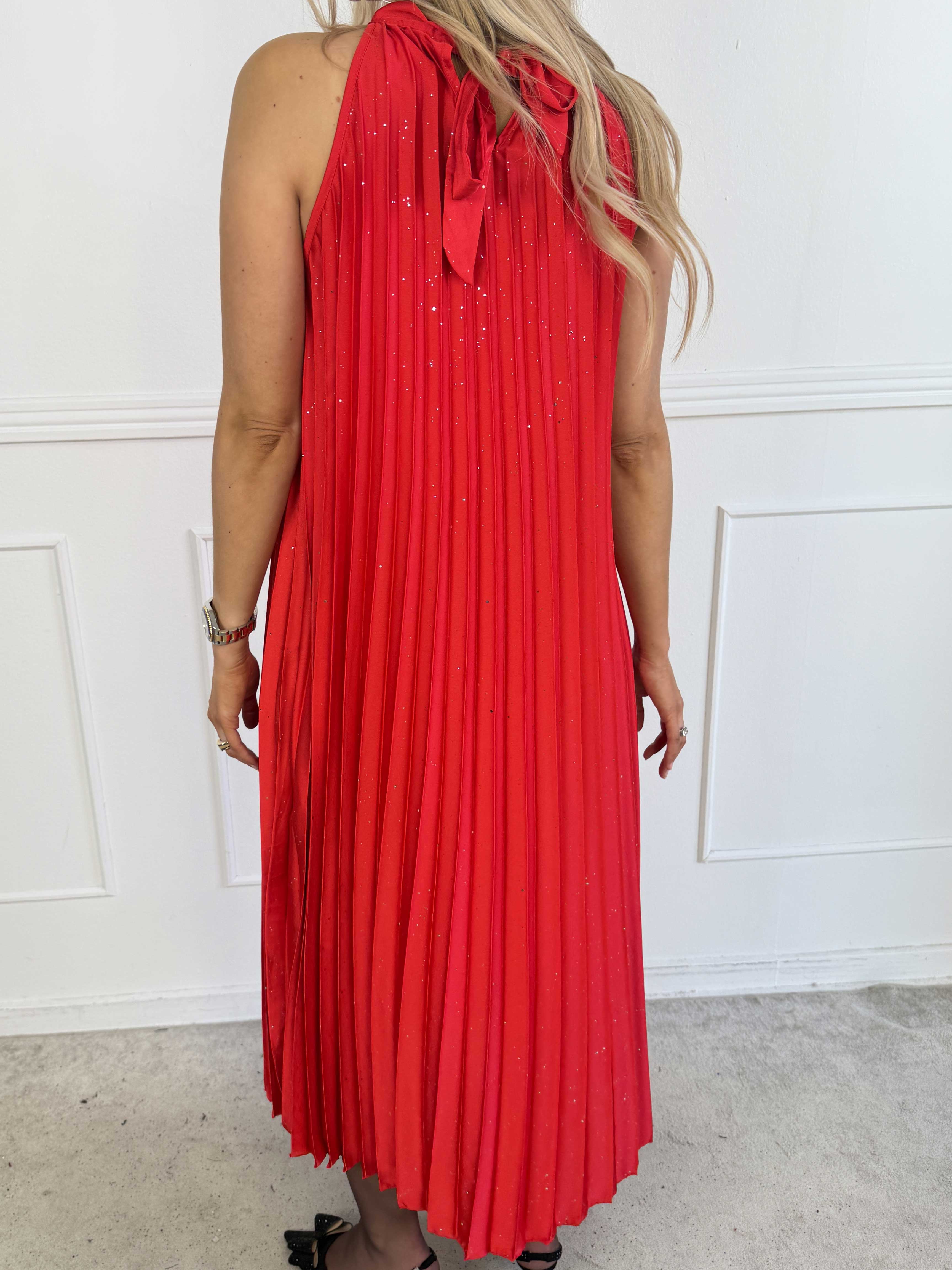 Madison Glitter - Lång plisserad klänning i plus size med fina glitterdetaljer och rosett i nacken