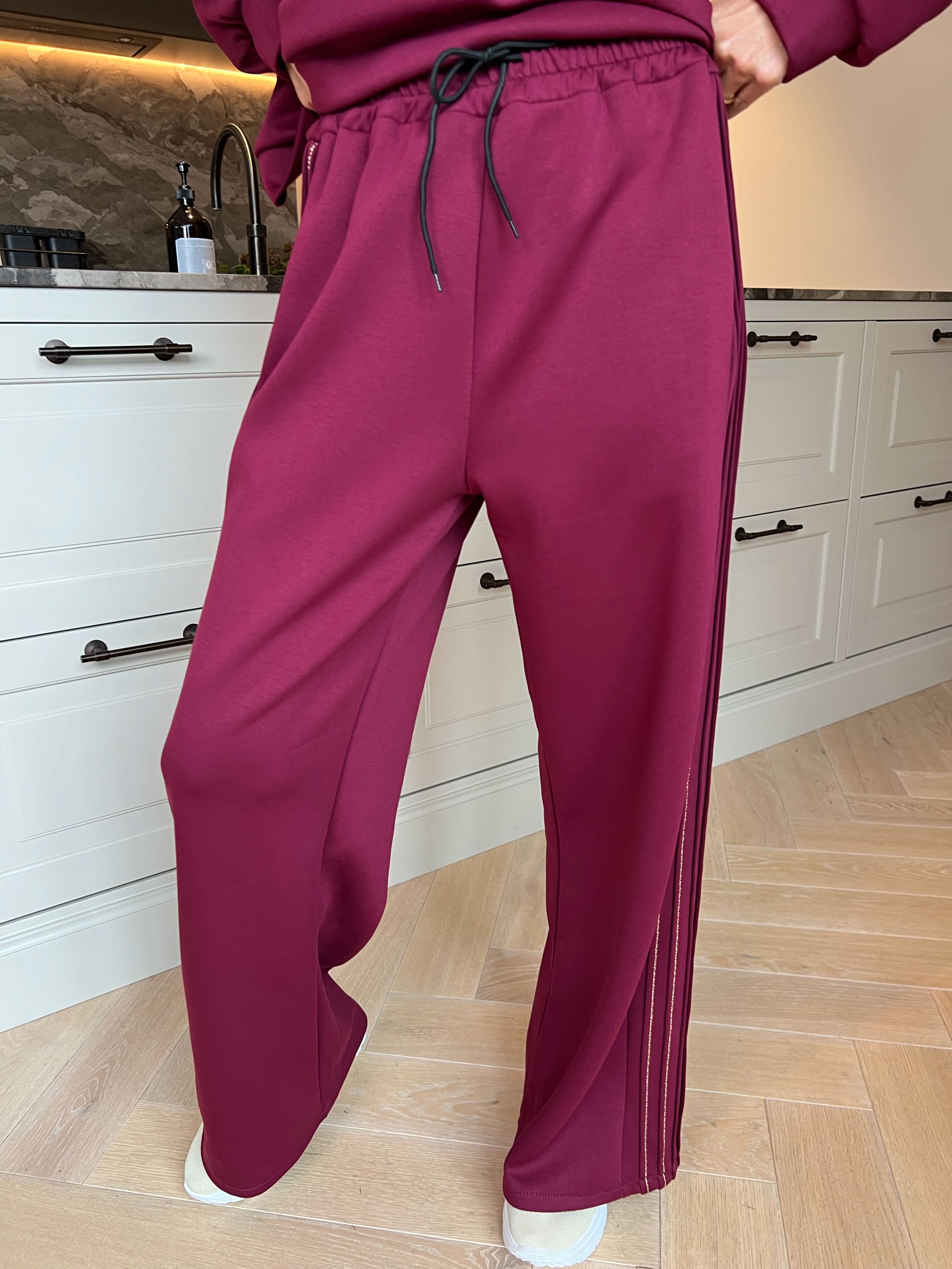 Dream – Mjukt plus size träningsoverallset i viskos med eleganta gulddetaljer