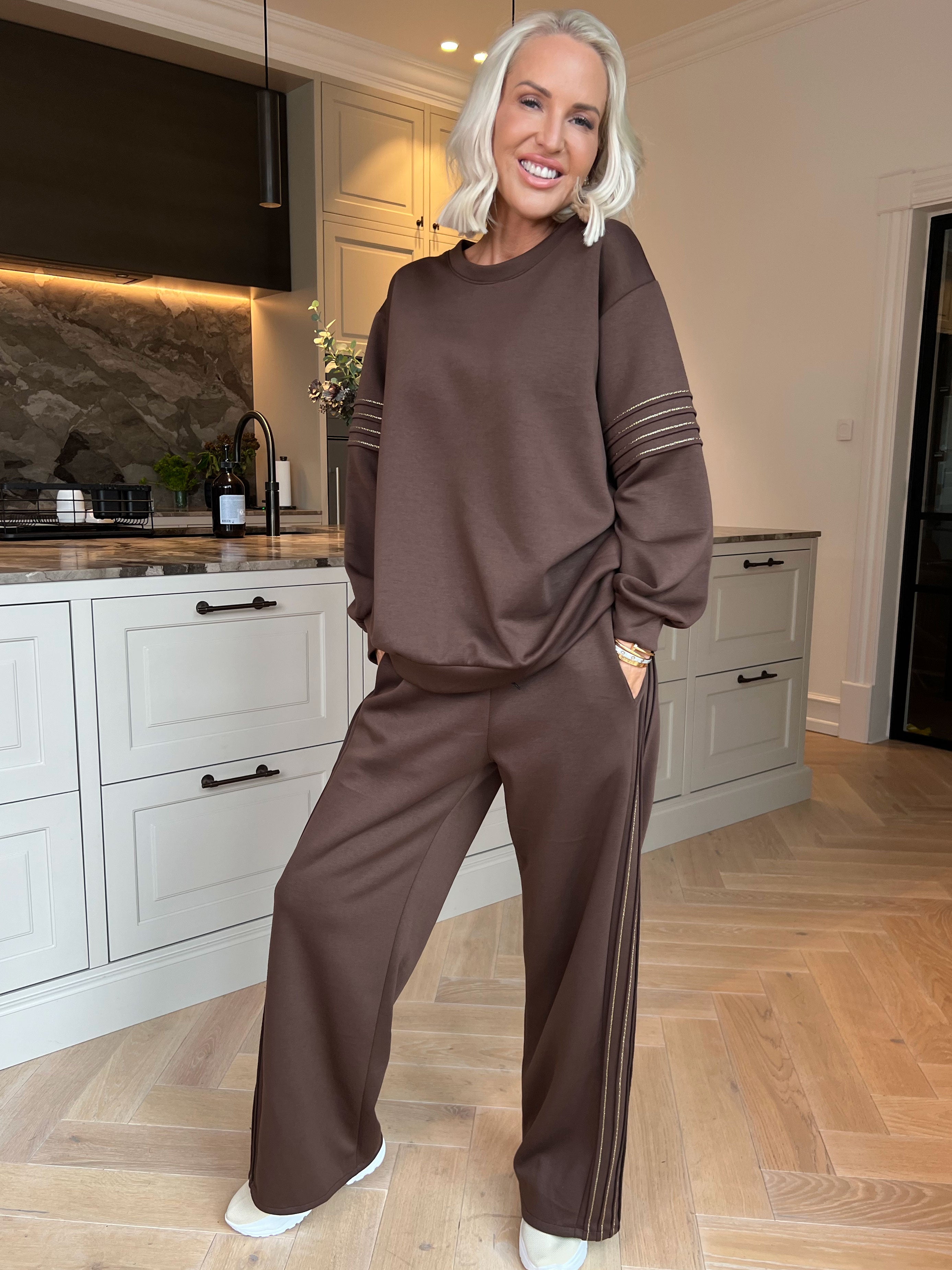 Dream – Mjukt plus size träningsoverallset i viskos med eleganta gulddetaljer