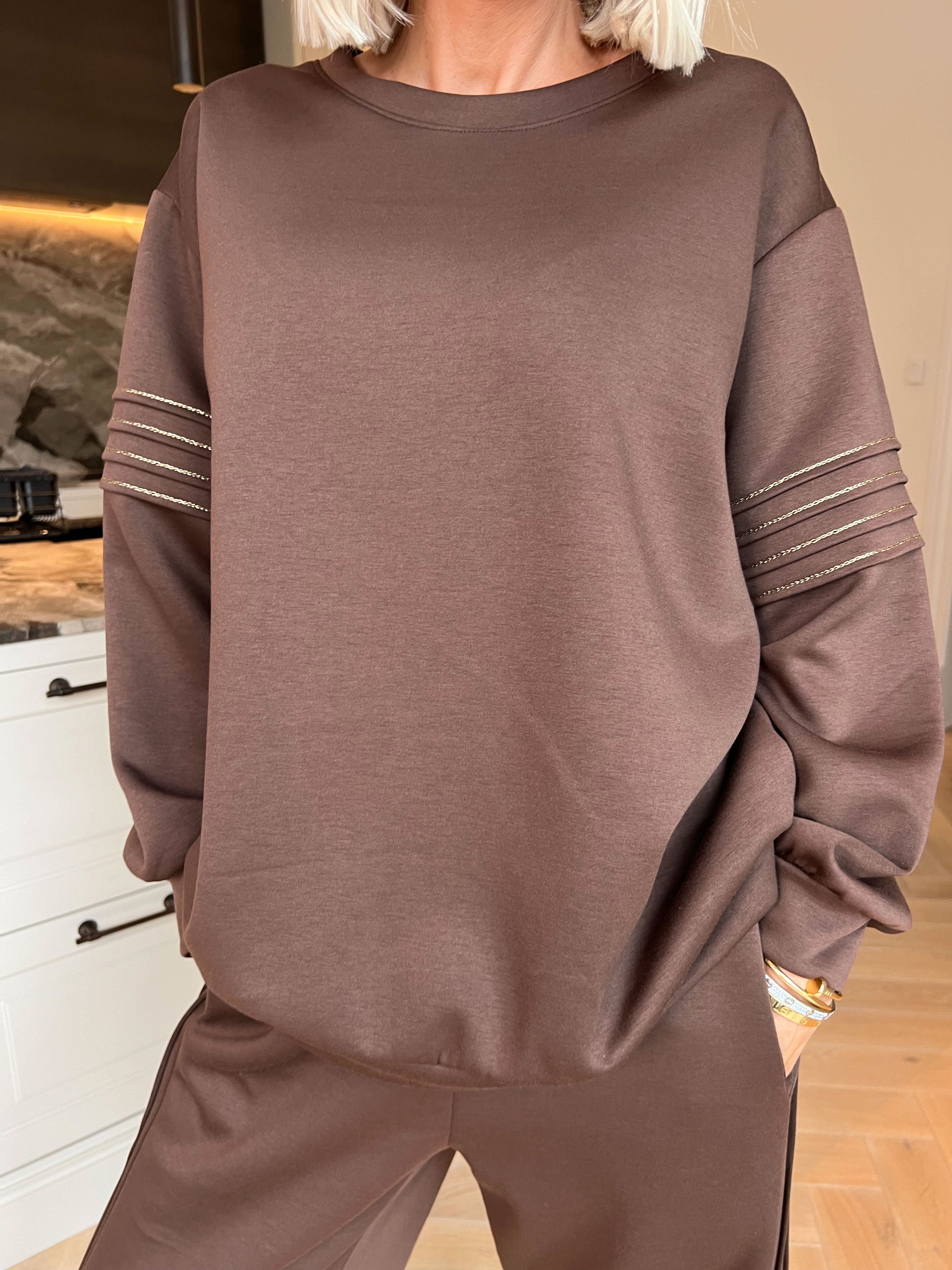 Dream – Mjukt plus size träningsoverallset i viskos med eleganta gulddetaljer