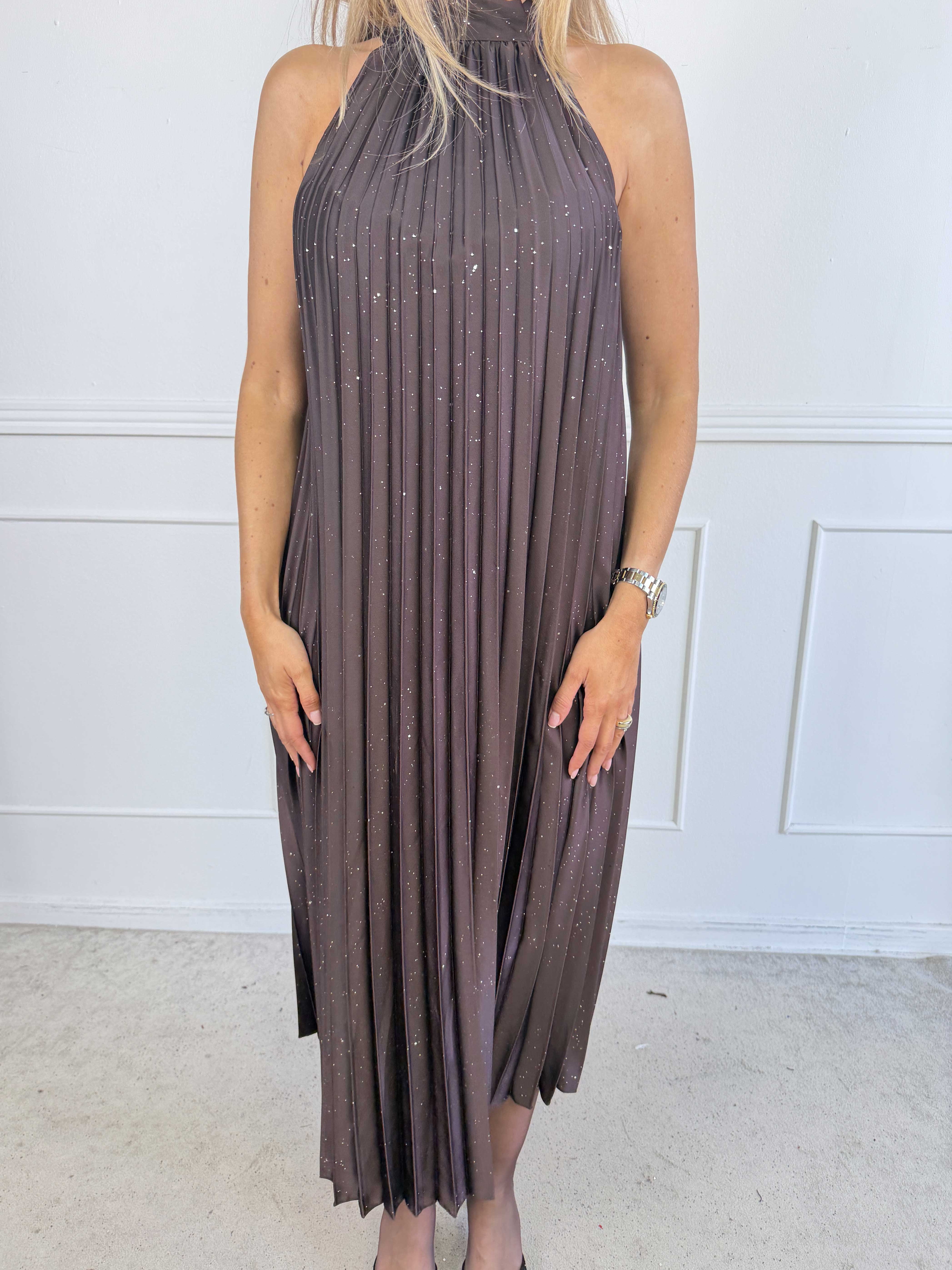 Madison Glitter - Lång plisserad klänning i plus size med fina glitterdetaljer och rosett i nacken