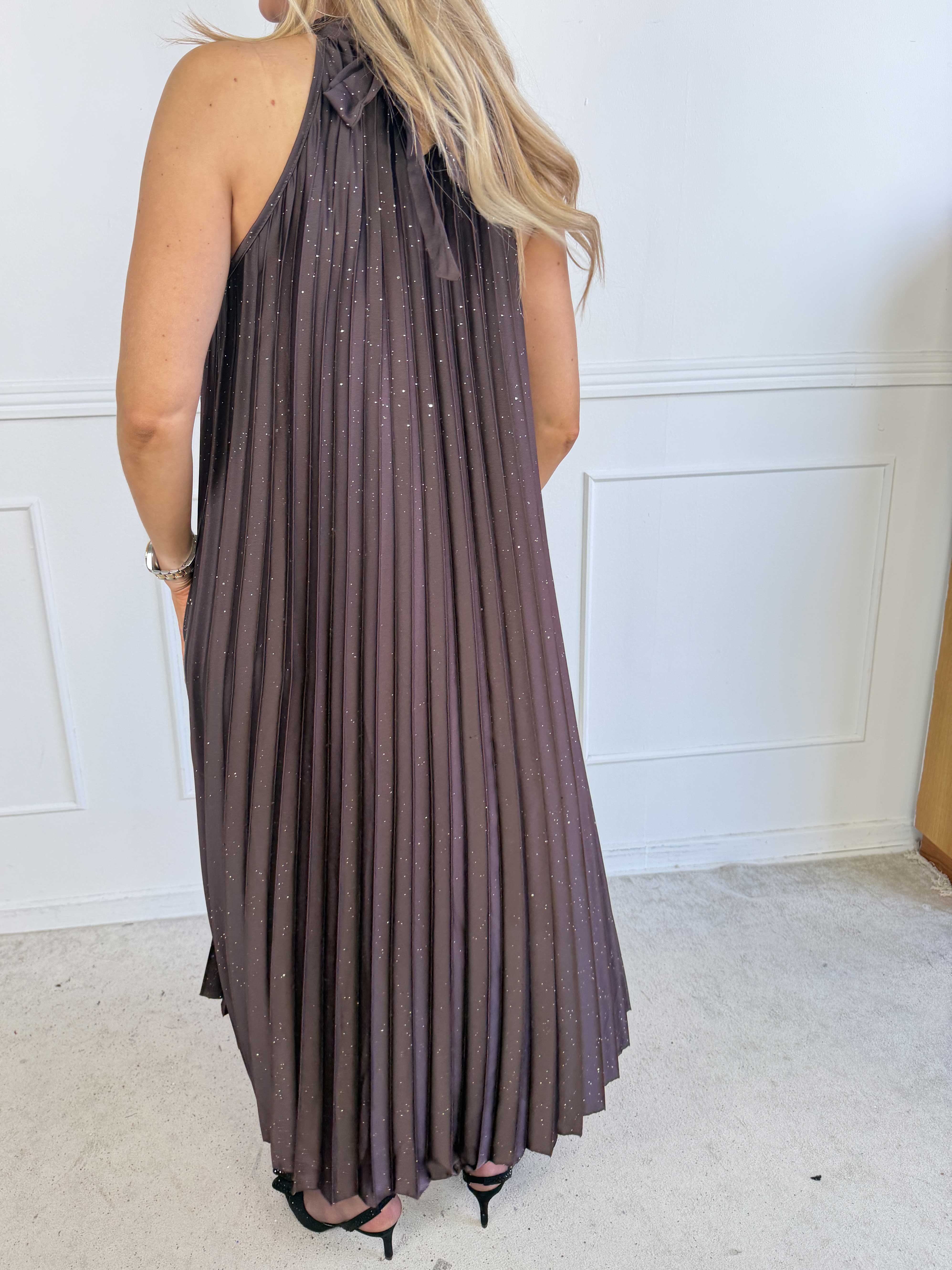 Madison Glitter - Lång plisserad klänning i plus size med fina glitterdetaljer och rosett i nacken