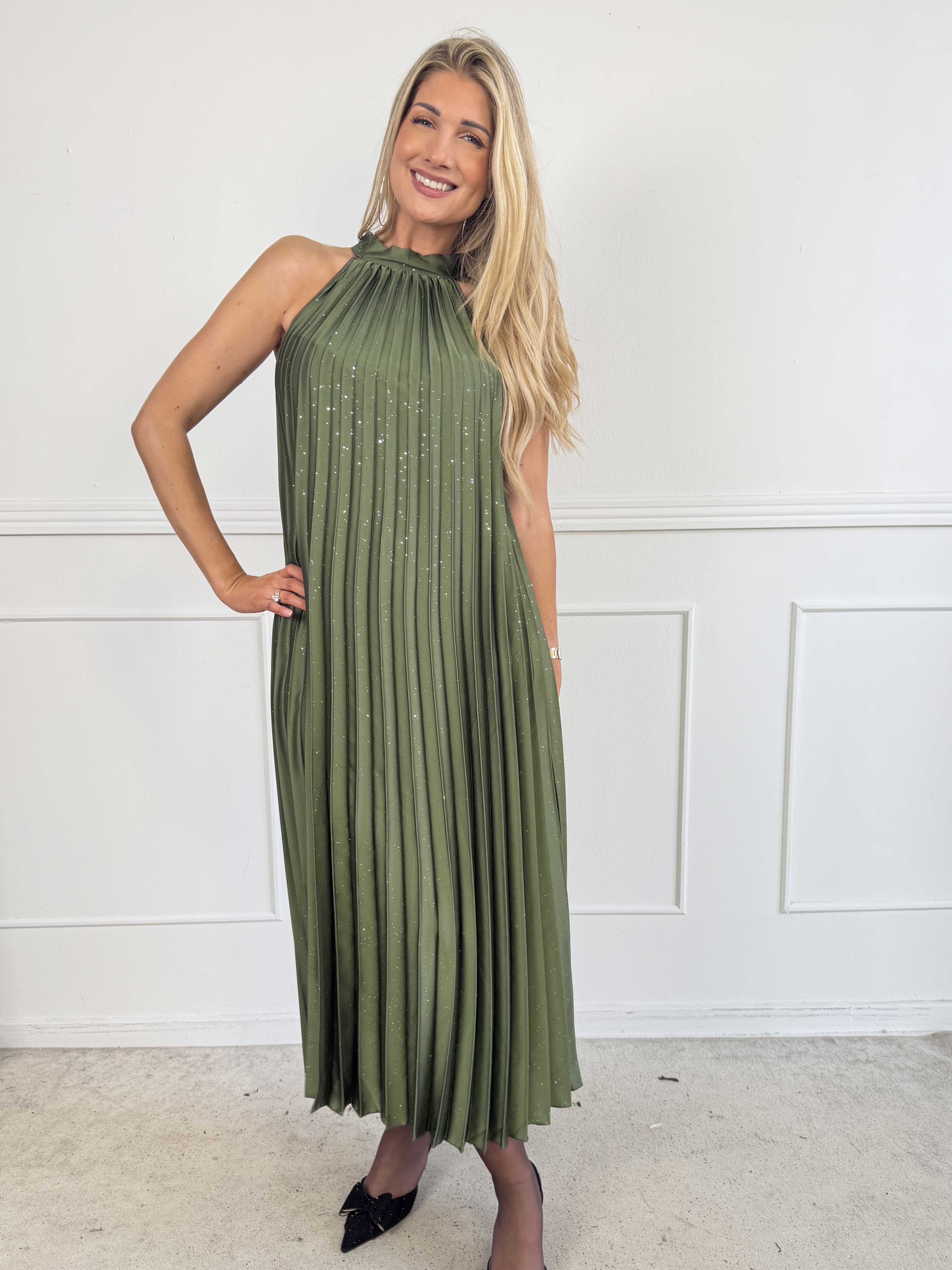 Madison Glitter - Lång plisserad klänning i plus size med fina glitterdetaljer och rosett i nacken