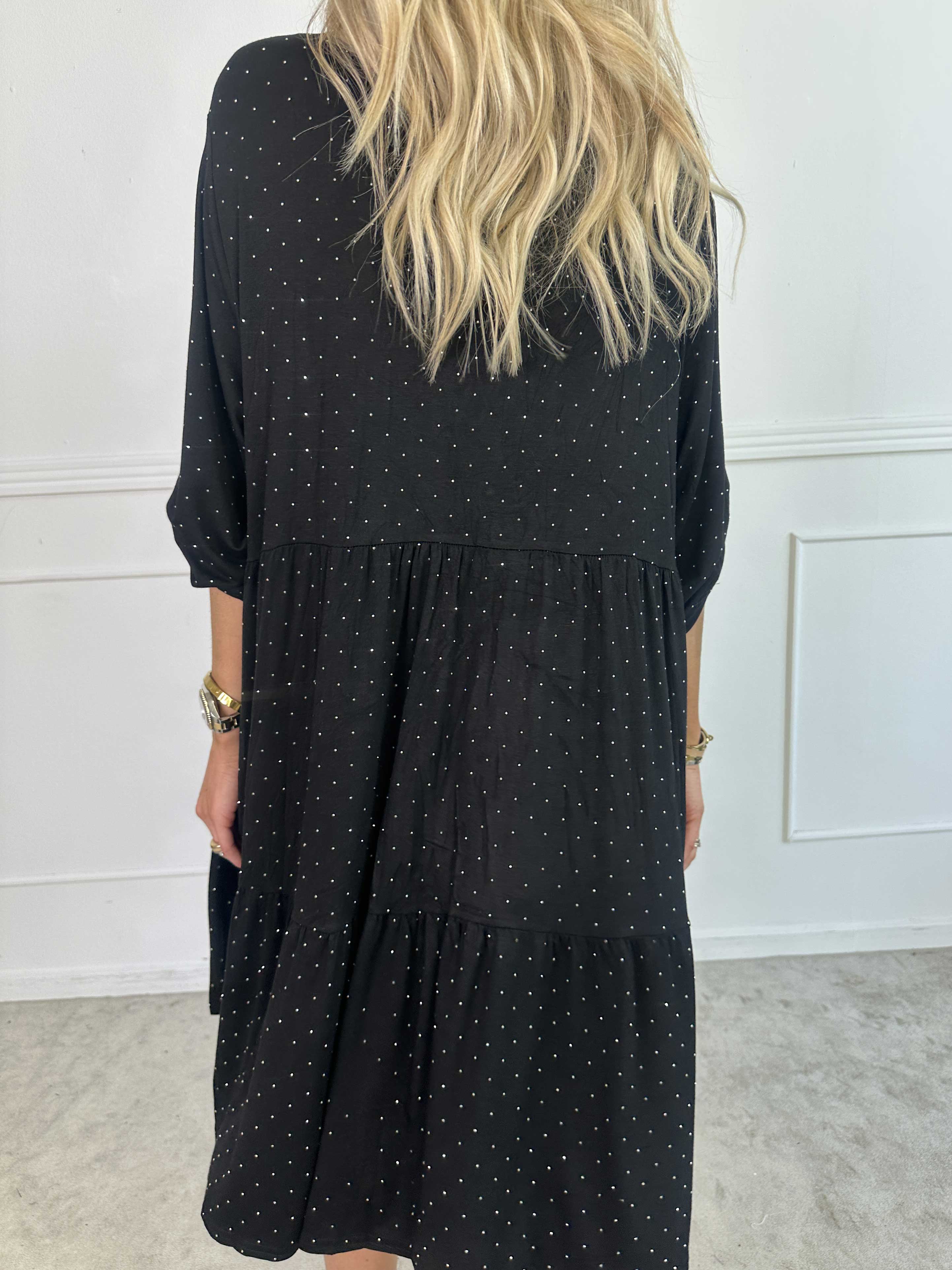 Milano Crystal Midi - Klänning med lager på lager look i viskos med similisten