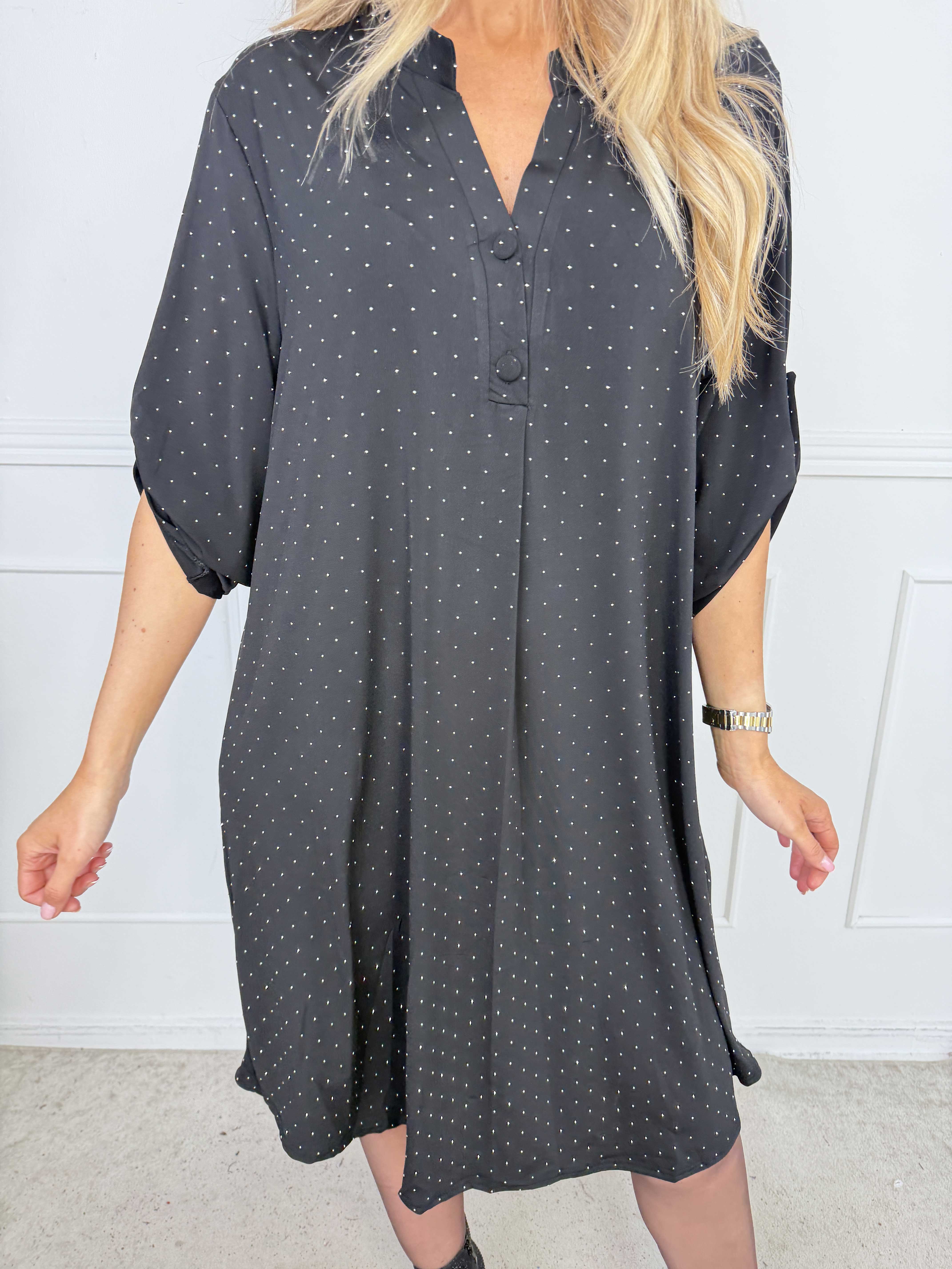 Ebba Crystal - Klänning i plus size med strass och knappar vid urringningen som ger en elegant look