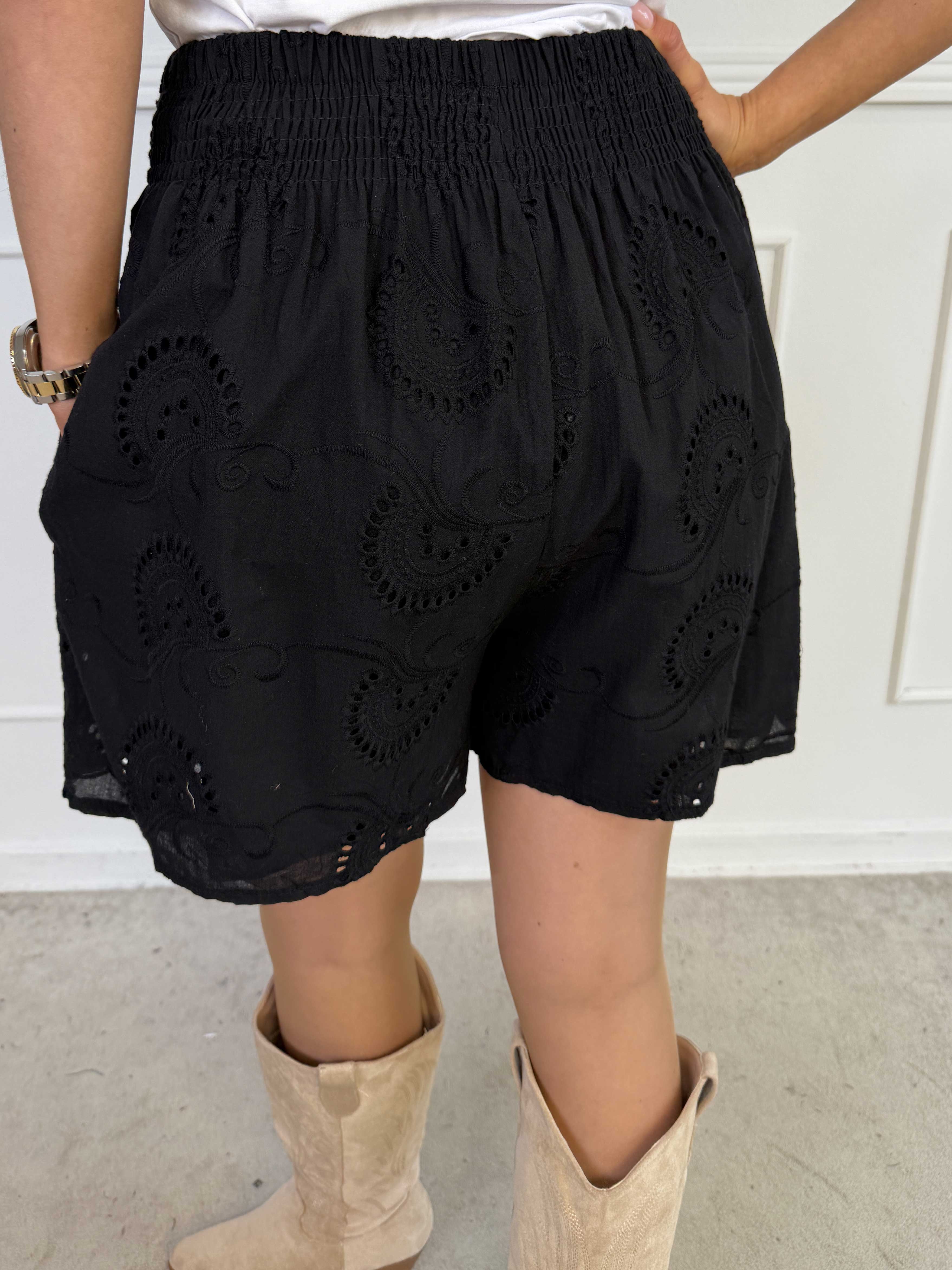 Pams Broderie Shorts - Højtaljede shorts i broderie anglaise