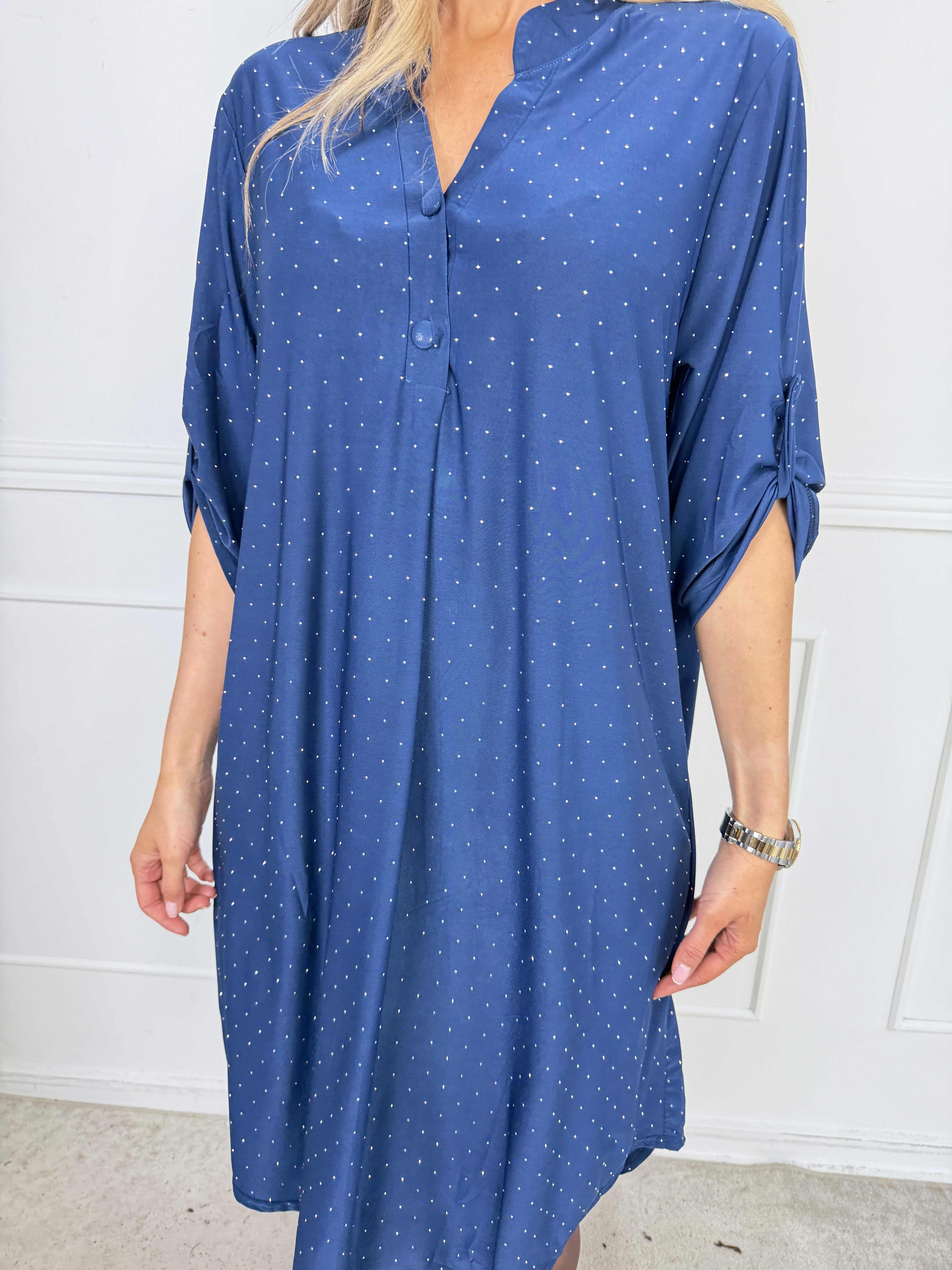 Ebba Crystal - Klänning i plus size med strass och knappar vid urringningen som ger en elegant look