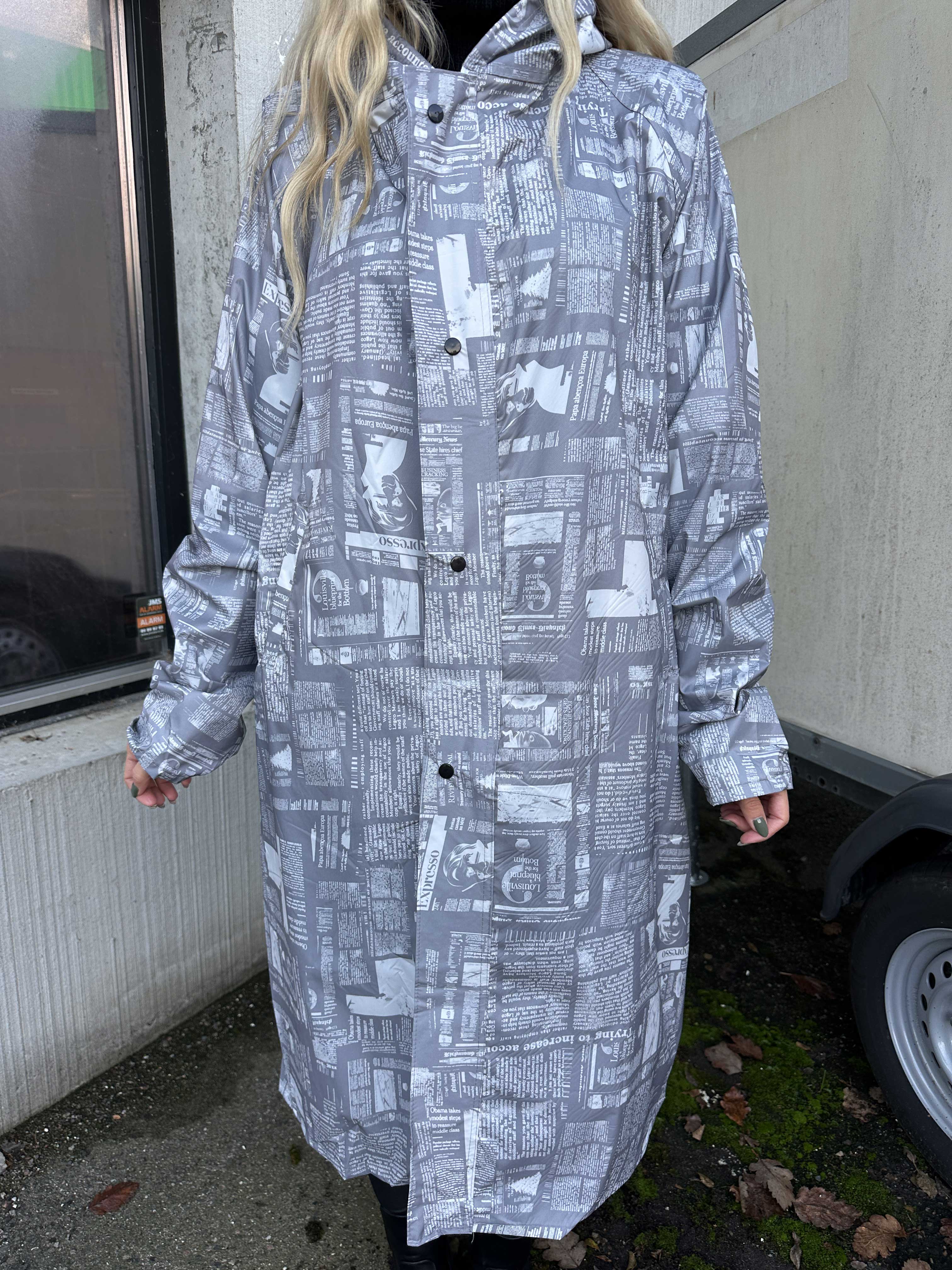 Reina Print - Regnjacka med tidningstryck